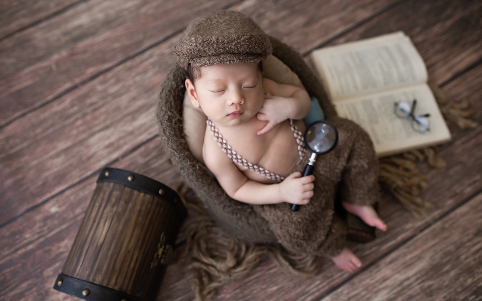 Маленький новорожденный мальчик будущий детектив