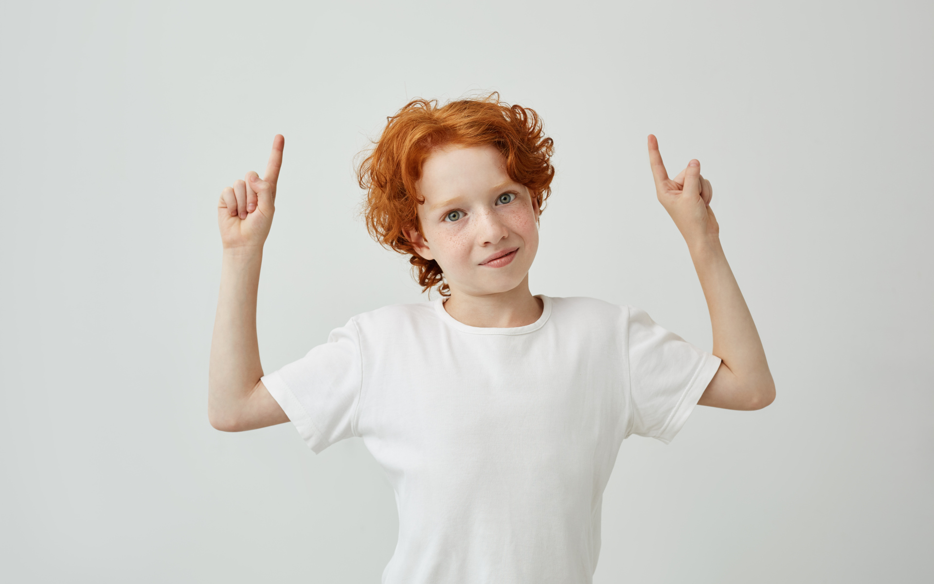 Рыжеволосый мальчик в белой футболке