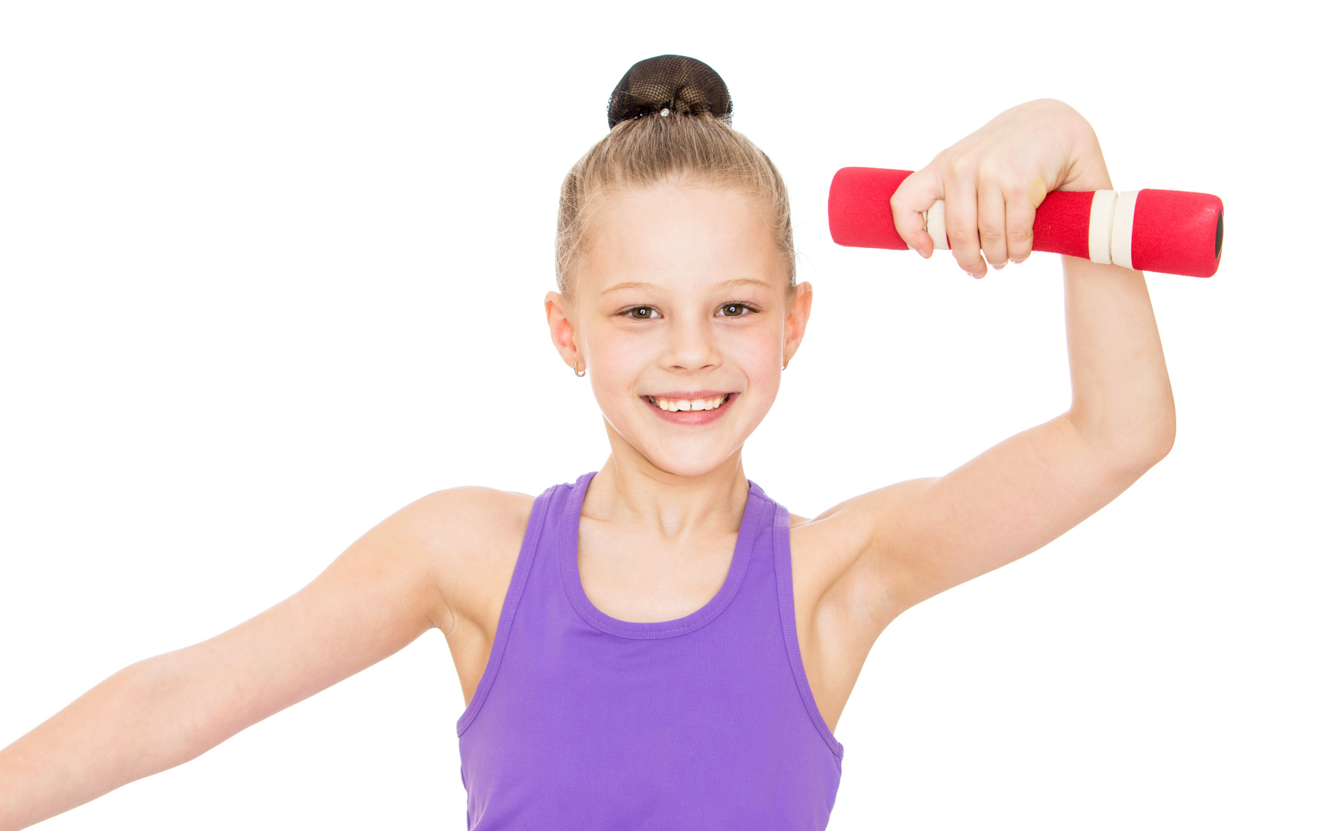 Улыбающаяся девочка гимнастка на белом фоне