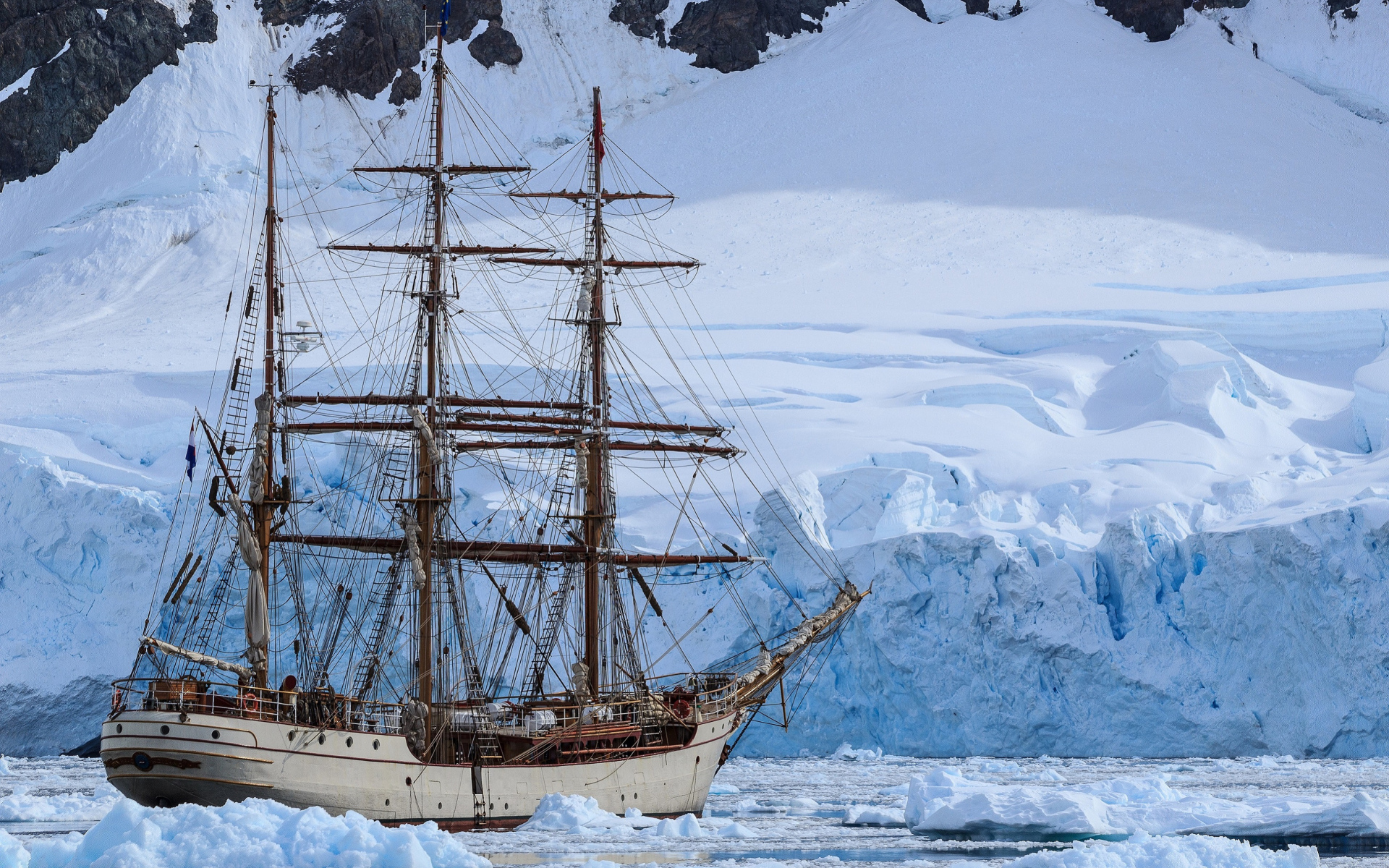 Большое парусное судно в заледеневшем озере