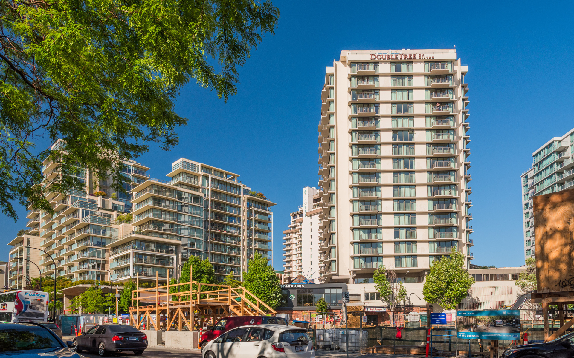 Новостройки на улице города, Канада