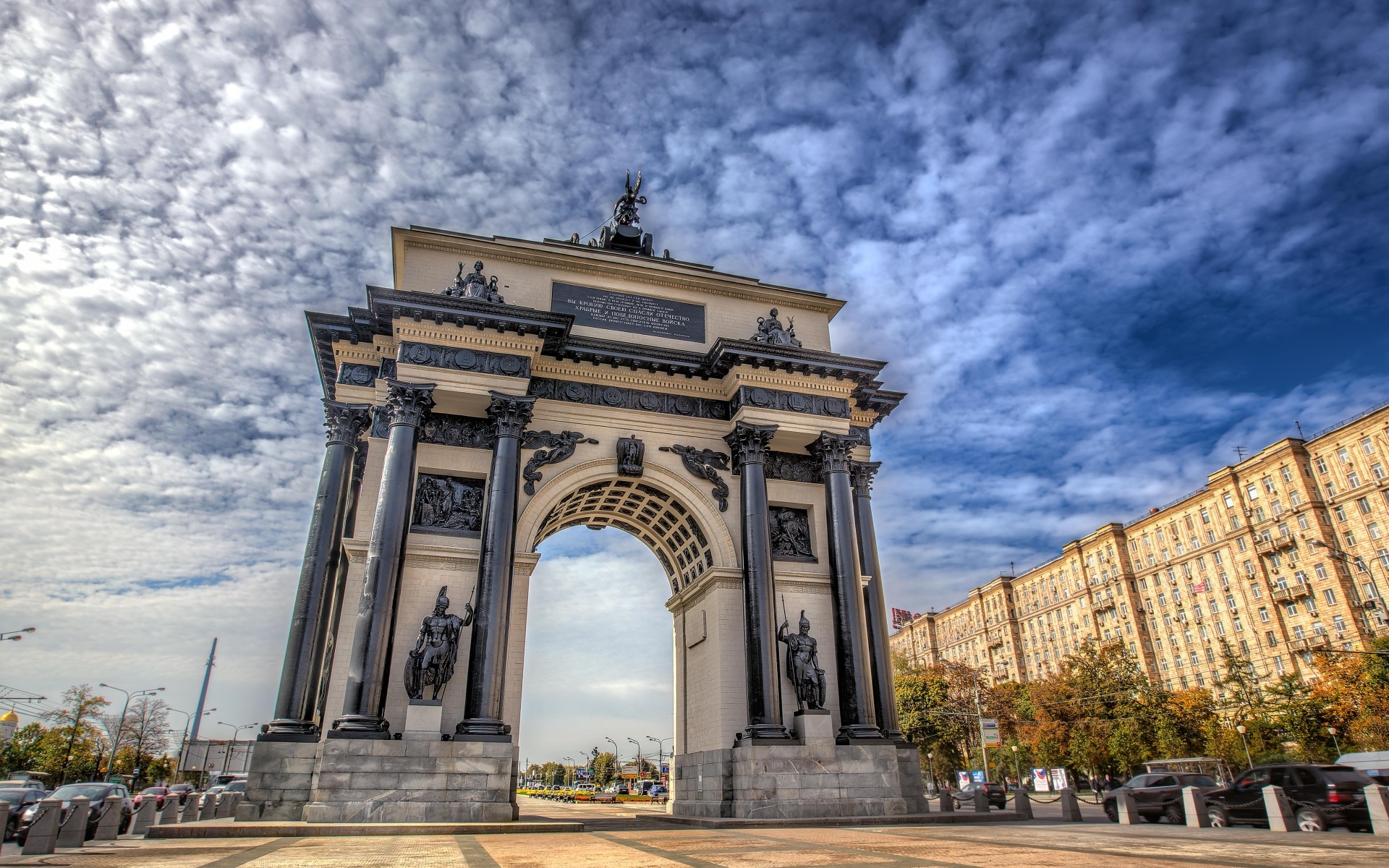 Триумфальная арка под красивым небом, Москва. Россия