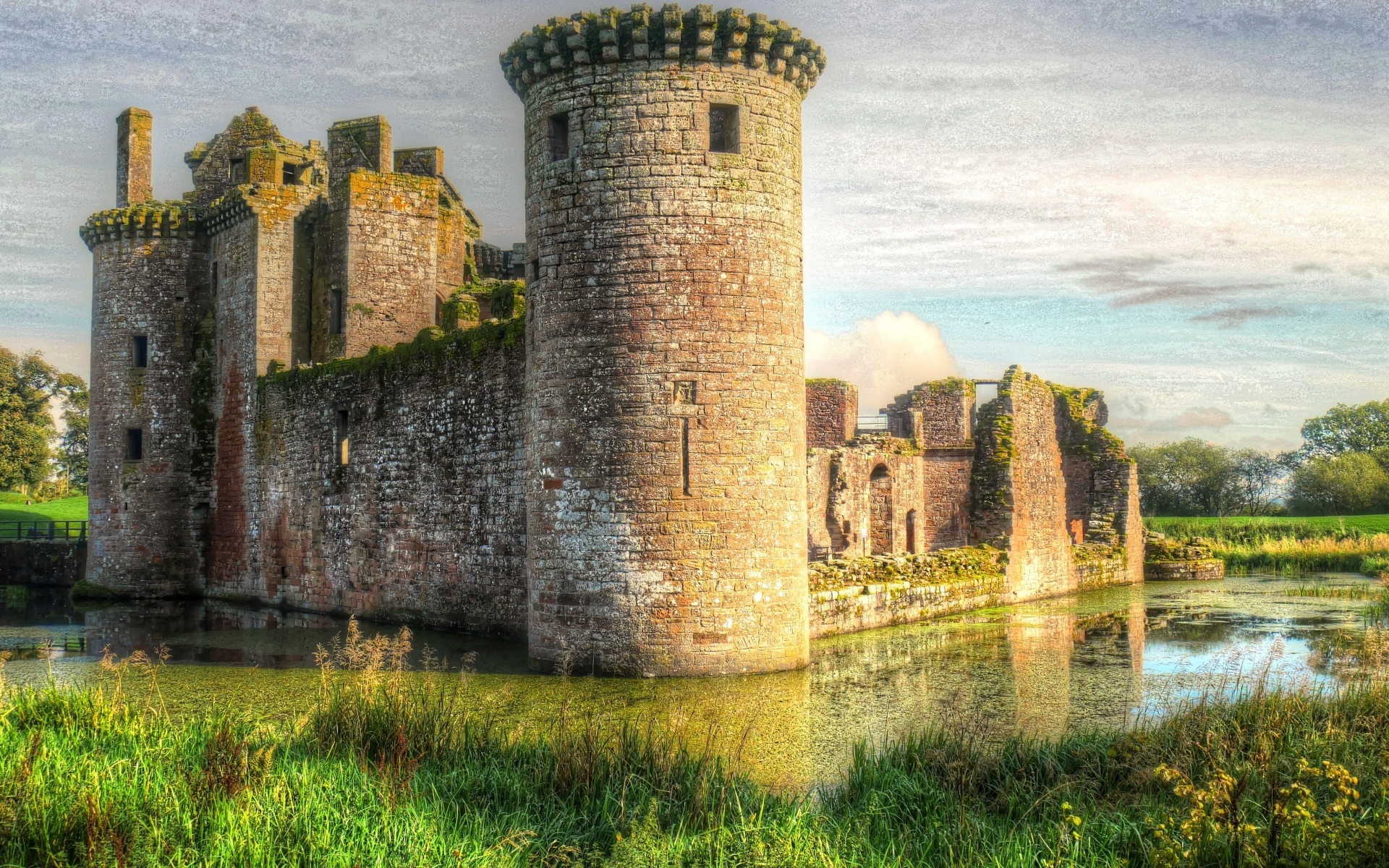 Старинный замок у пруда, Шотландия