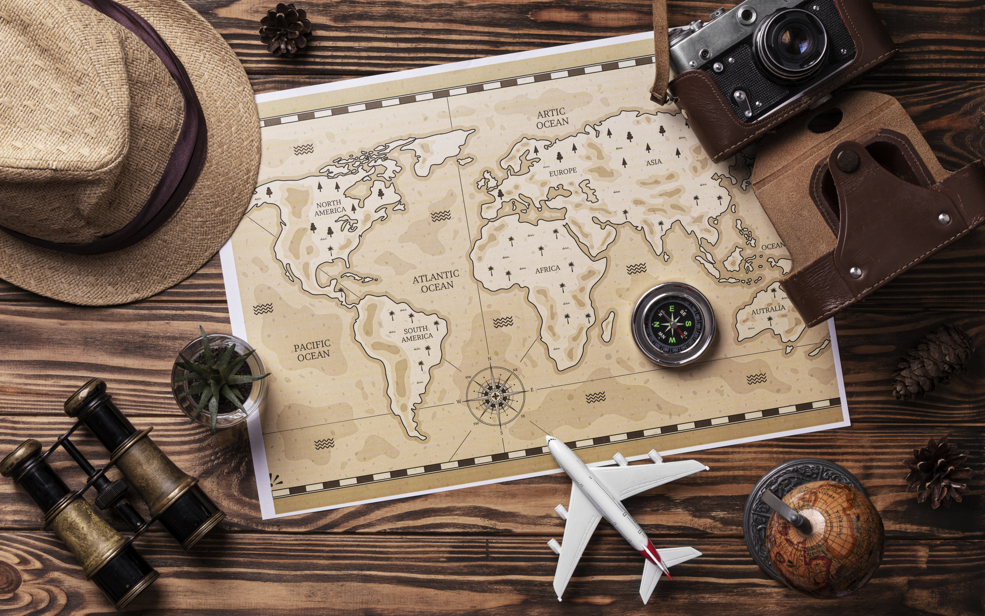 Старая карта и предметы для путешествия на столе