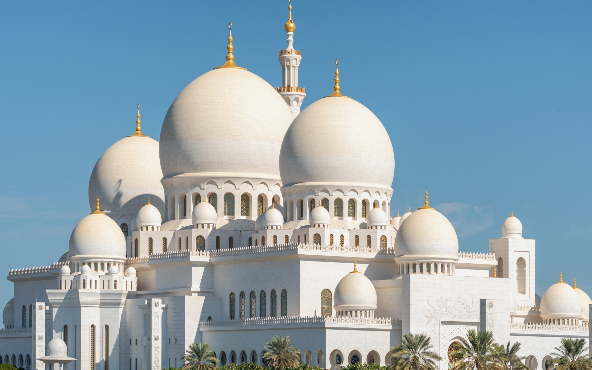 Красивая белая мечеть в Абу-Даби, ОАЭ