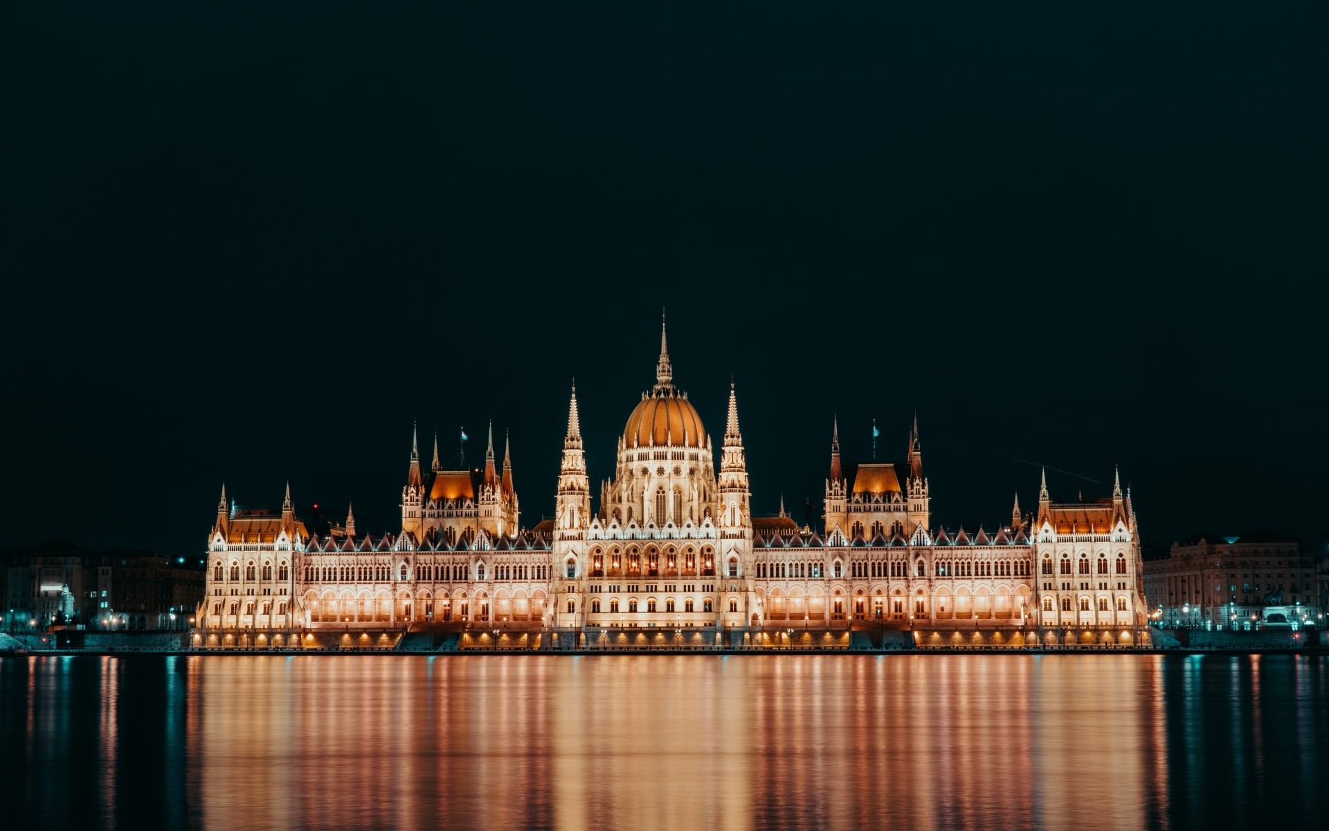 Здание Венгерского парламента ночью