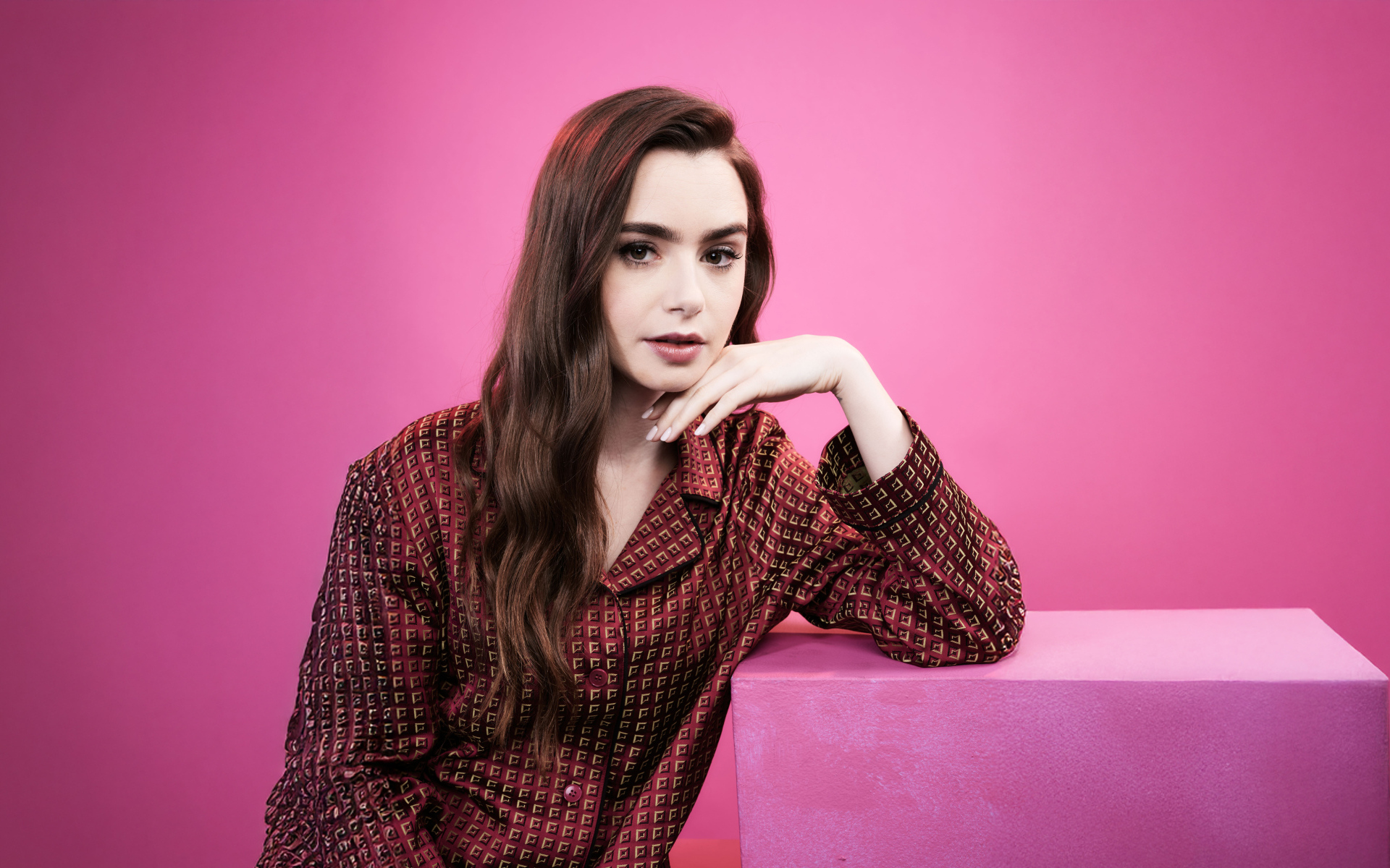 Актриса Лили Коллинз в пижаме в розовой комнате