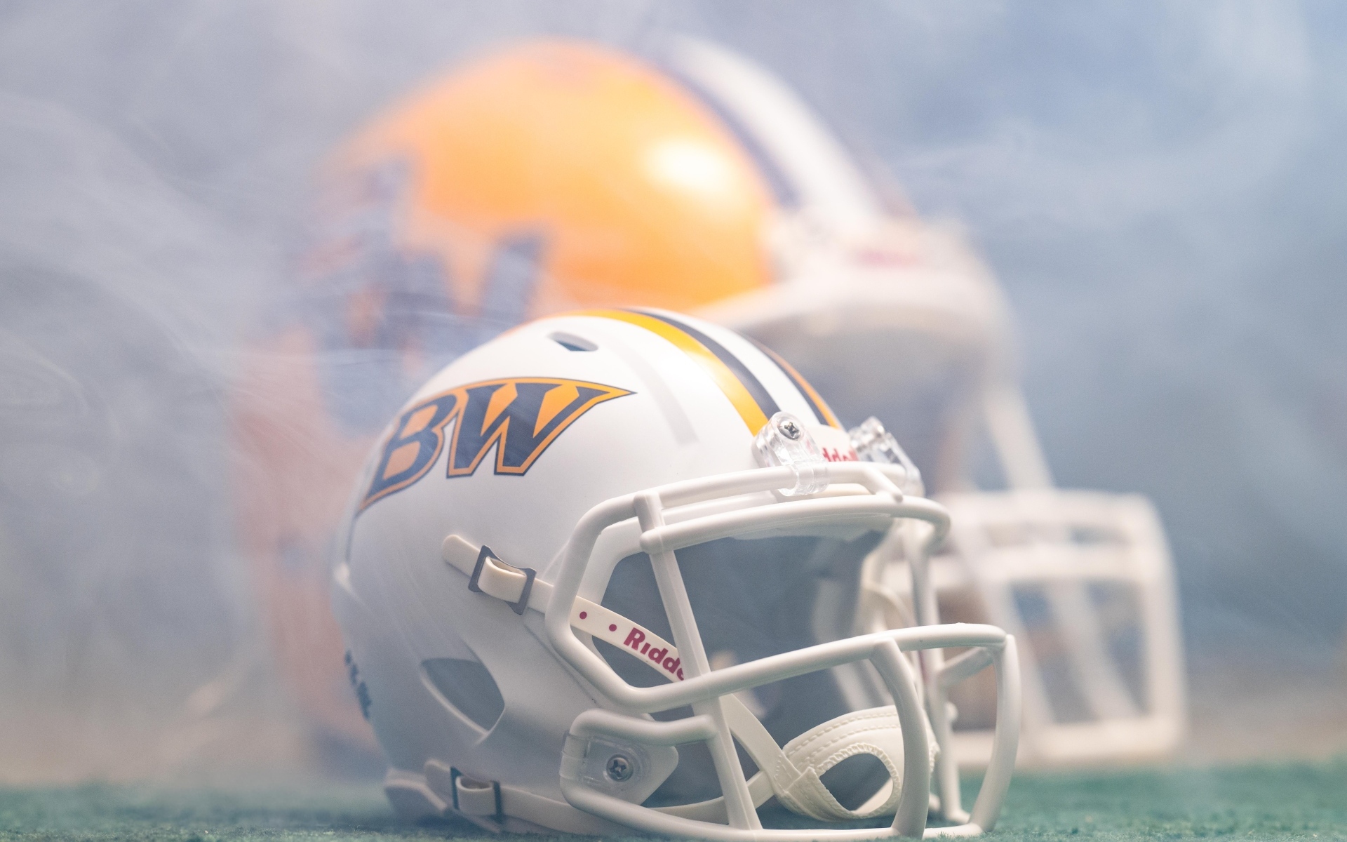 Шлем для игры в американский футбол в дыму