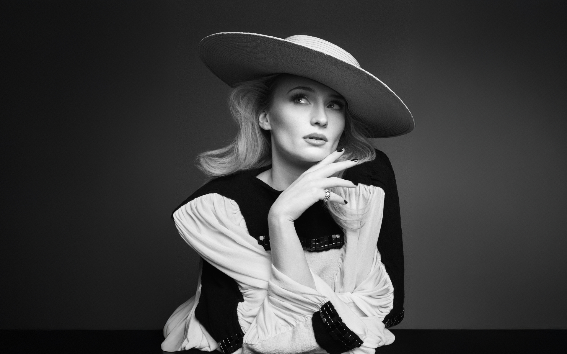 Британская актриса Софи Тёрнер в большой шляпе черно-белое фото