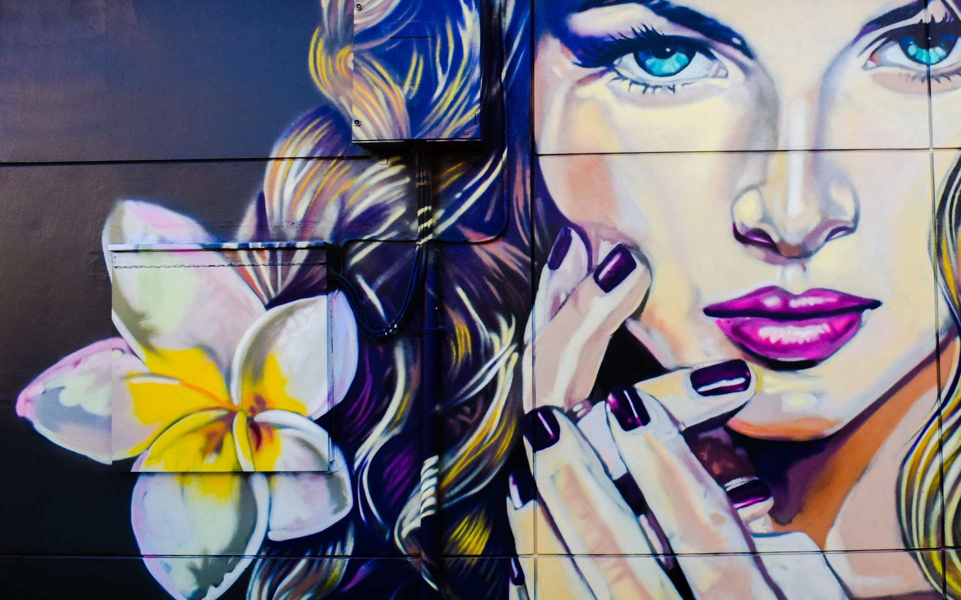 Нарисованное лицо девушки с цветком