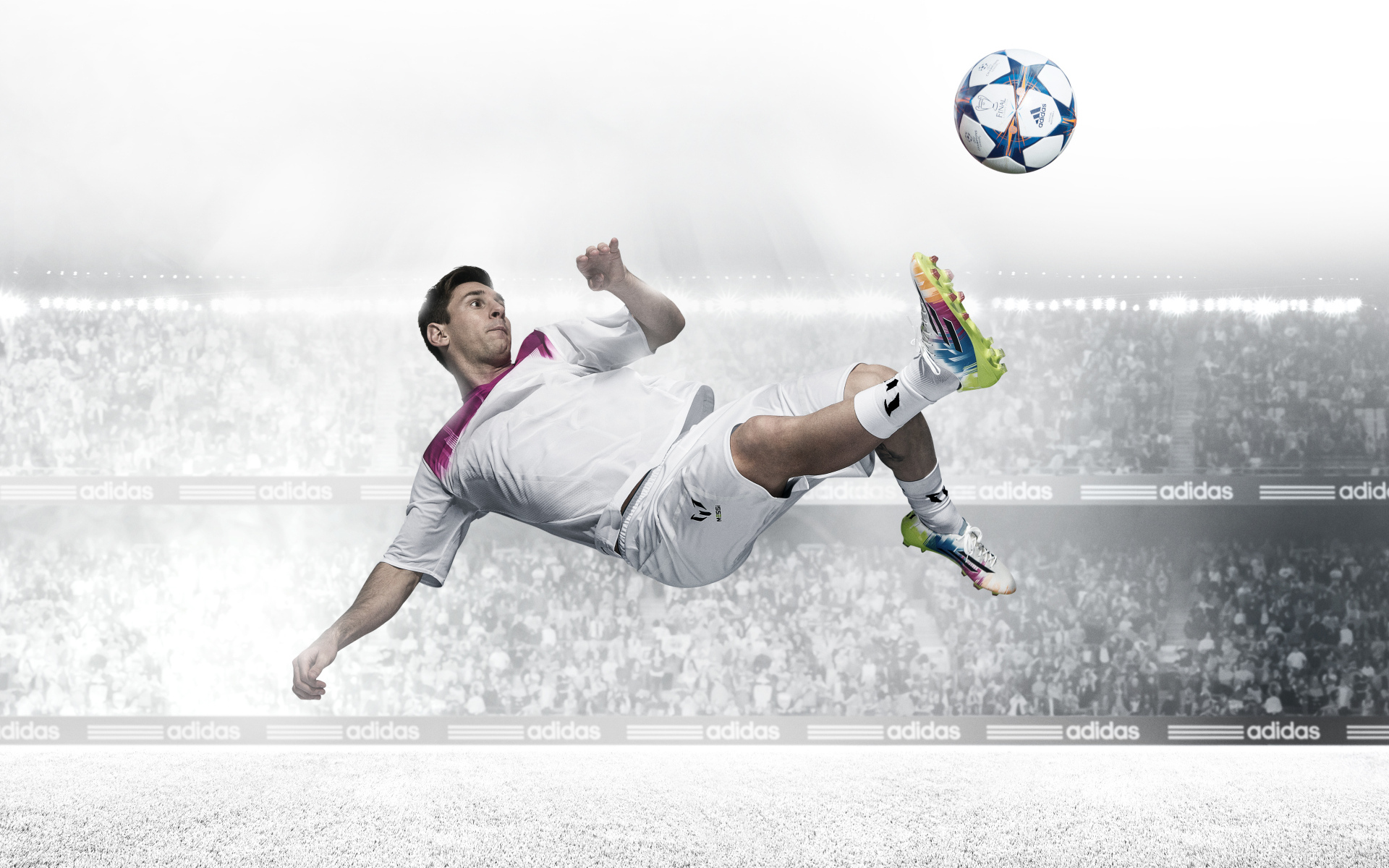 Футболист Месси отбивает мяч