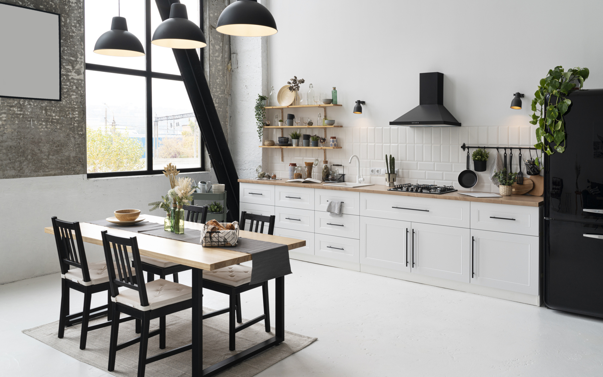 Большая светлая кухня с большим столом