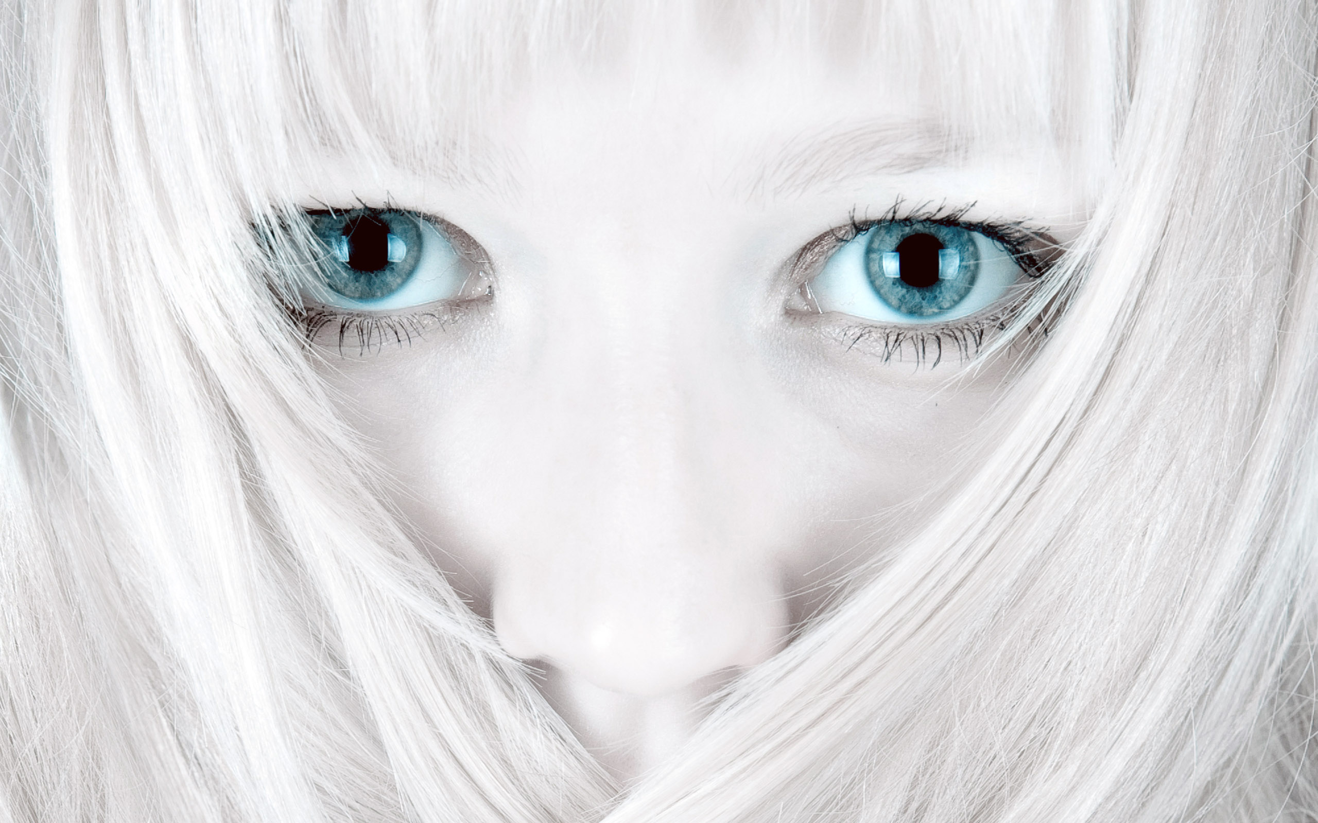 Голубоглазые родственники. Блондинка с голубыми глазами. Девочка с голубыми глазами. Девушка с белыми волосами.