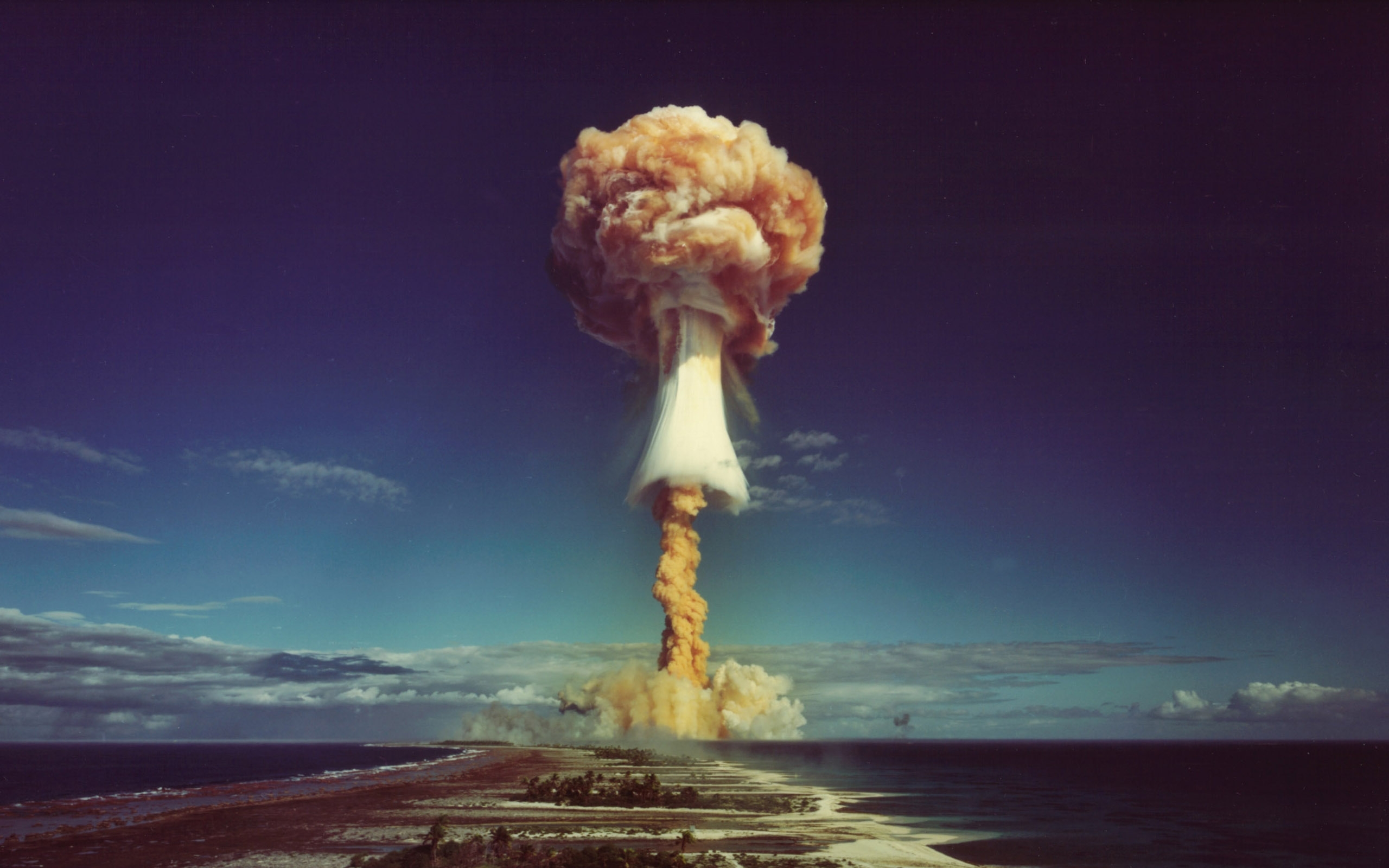 Водородная бомба страны. Атолл Муруроа ядерные испытания. Ядерный взрыв на атолле Муруроа во французской Полинезии. Атолл французские ядерные испытания. Ядерный взрыв в России 2022.