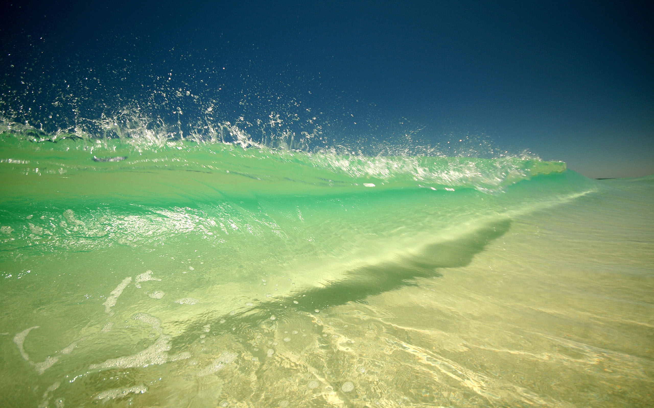 Обои на стол волна. Природа море. Море, волны. Зеленое море. Заставка на рабочий стол море.