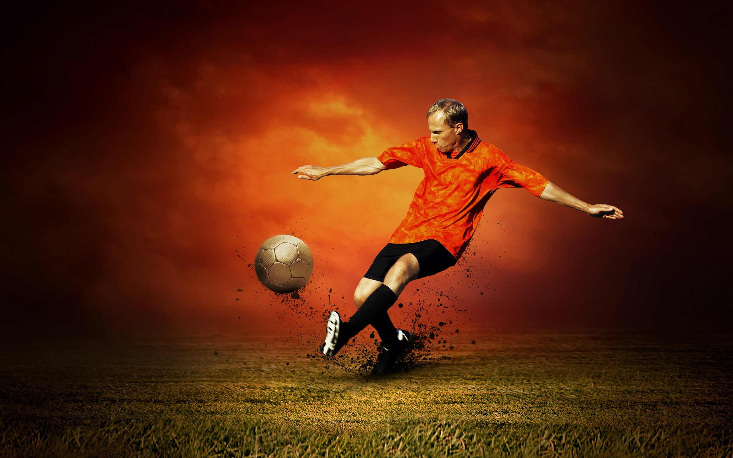Спортивный сайт футбола. Футболист пинает мяч. Футбол фон. Обои футбол. Футболисты на поле.