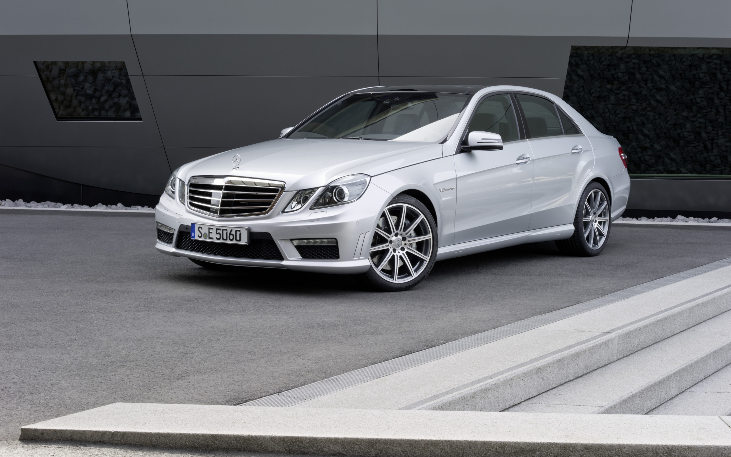 Белый Mercedes Benz E 63