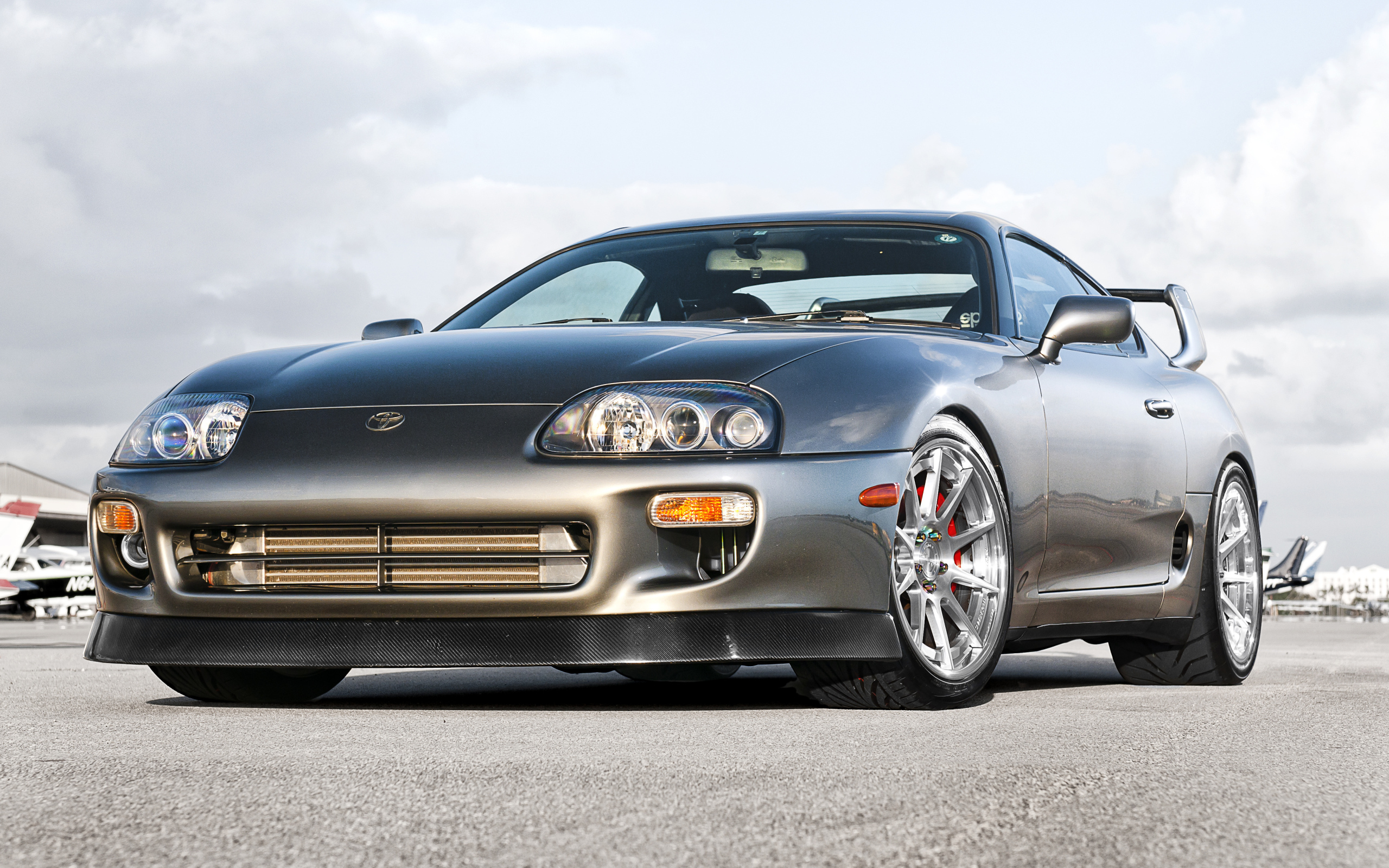 Серебристая Toyota Supra