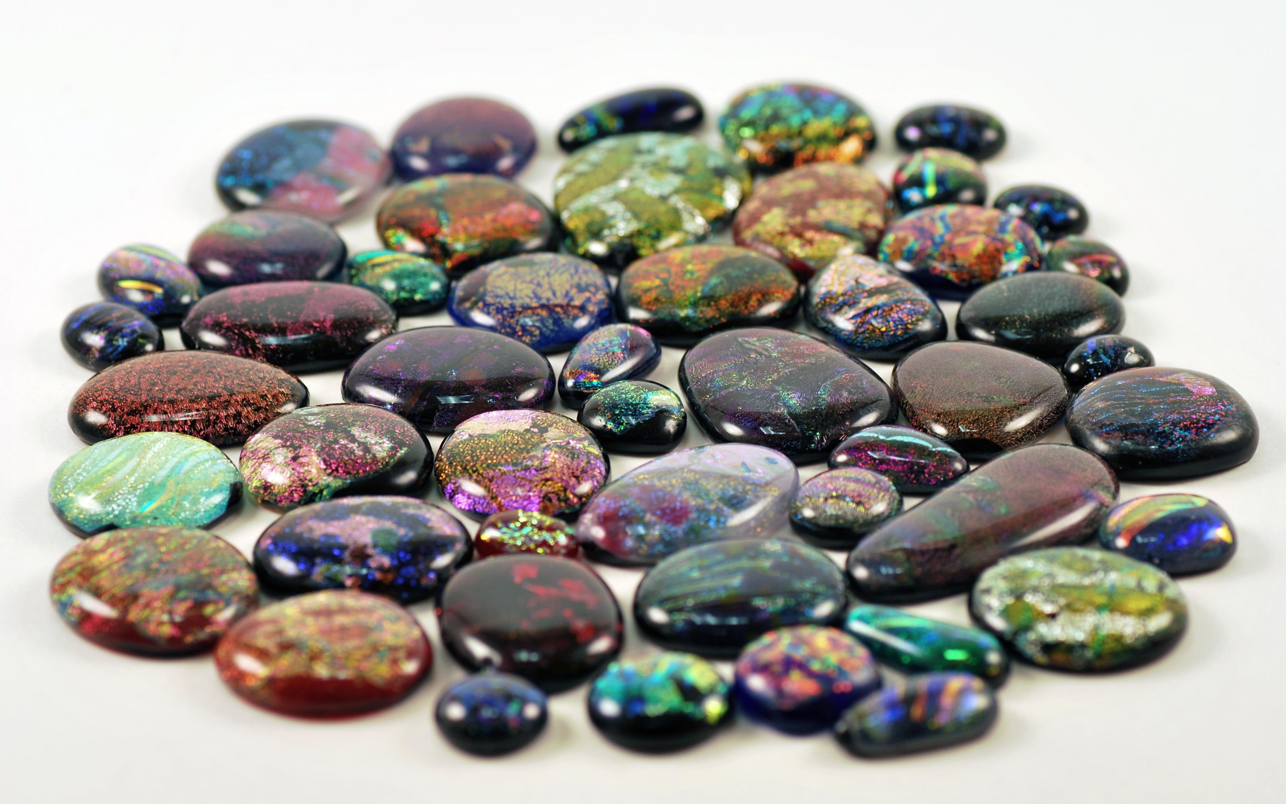 Перламутровые камни