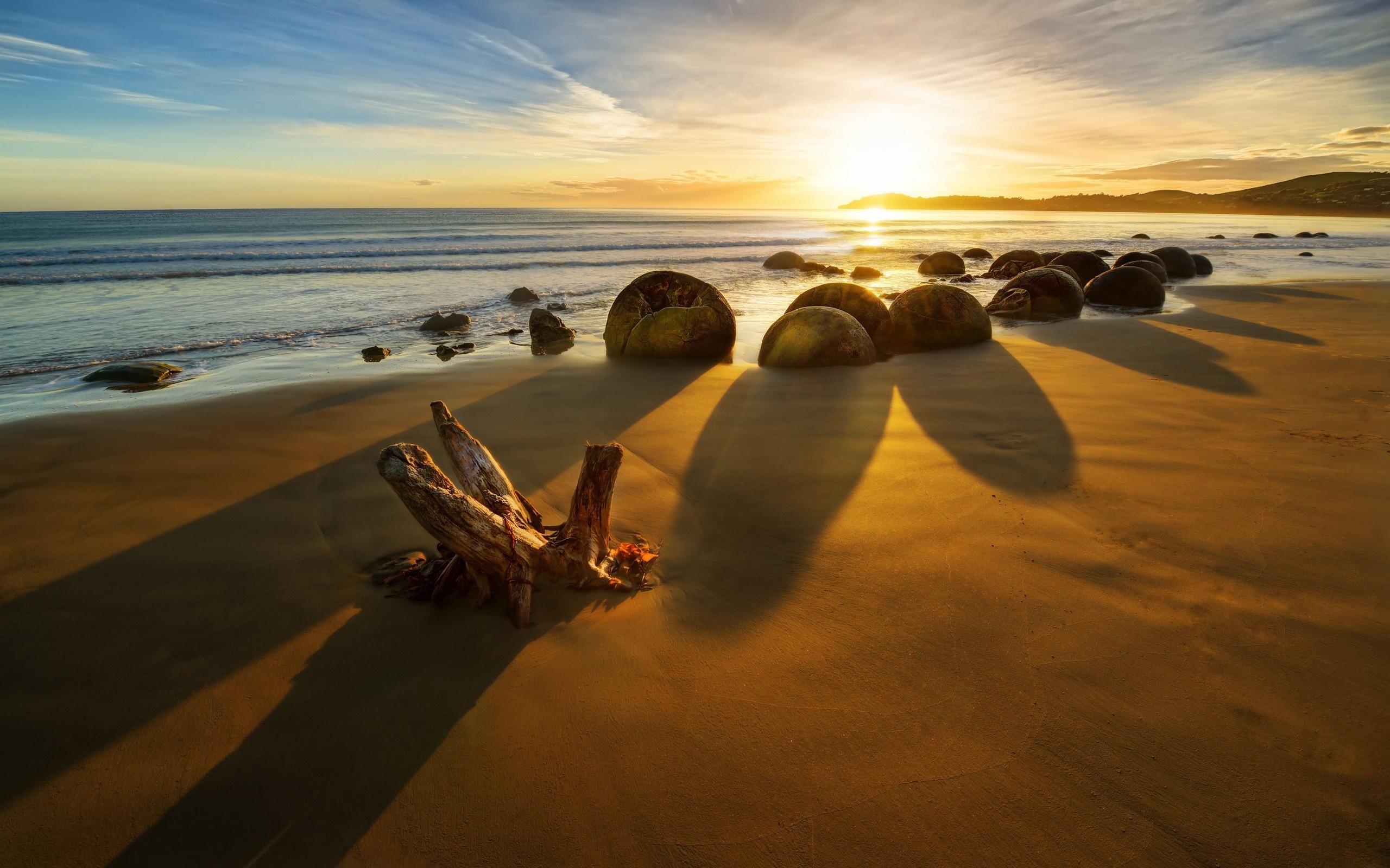 Каменные глыбы на золотом пляже