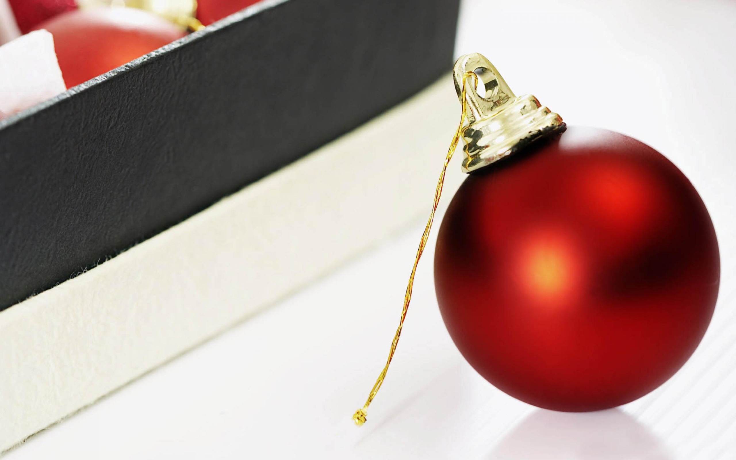 Красный шар для елки