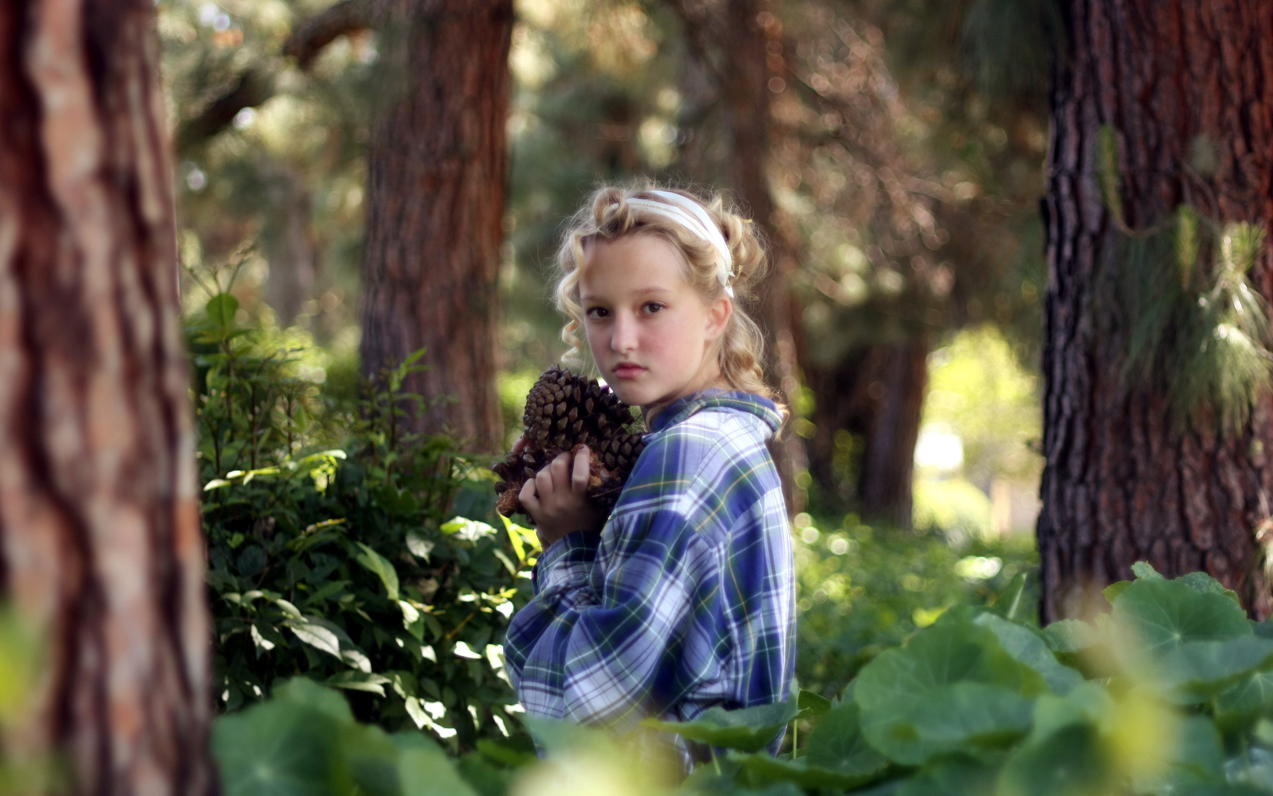 Девочка среди деревьев