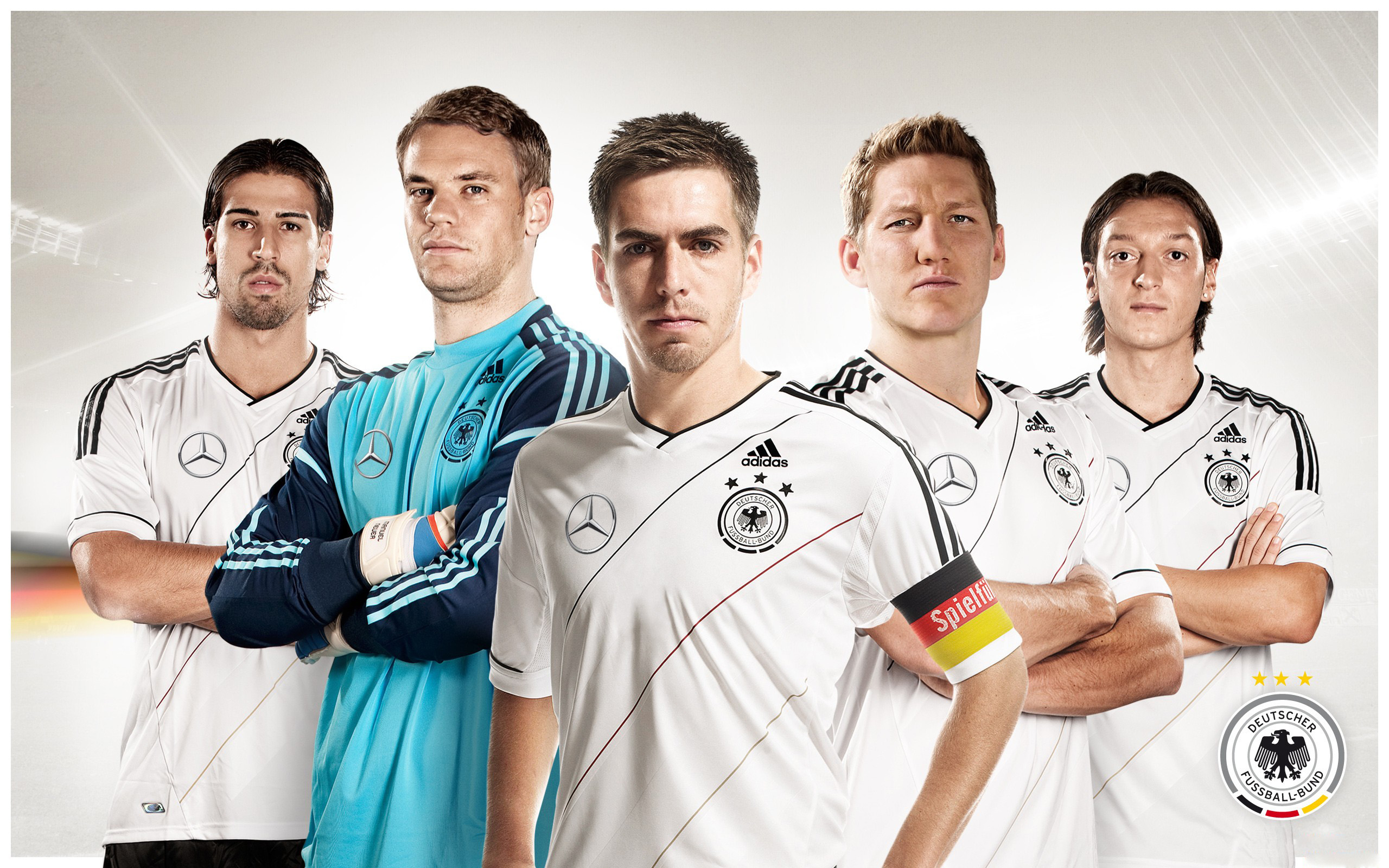 Включи 5 команду. Сборная Германии 2014 neuer. Сборная Германии по футболу Озил. Сборная Германии 2012. Игрок сборной Германии по футболу.
