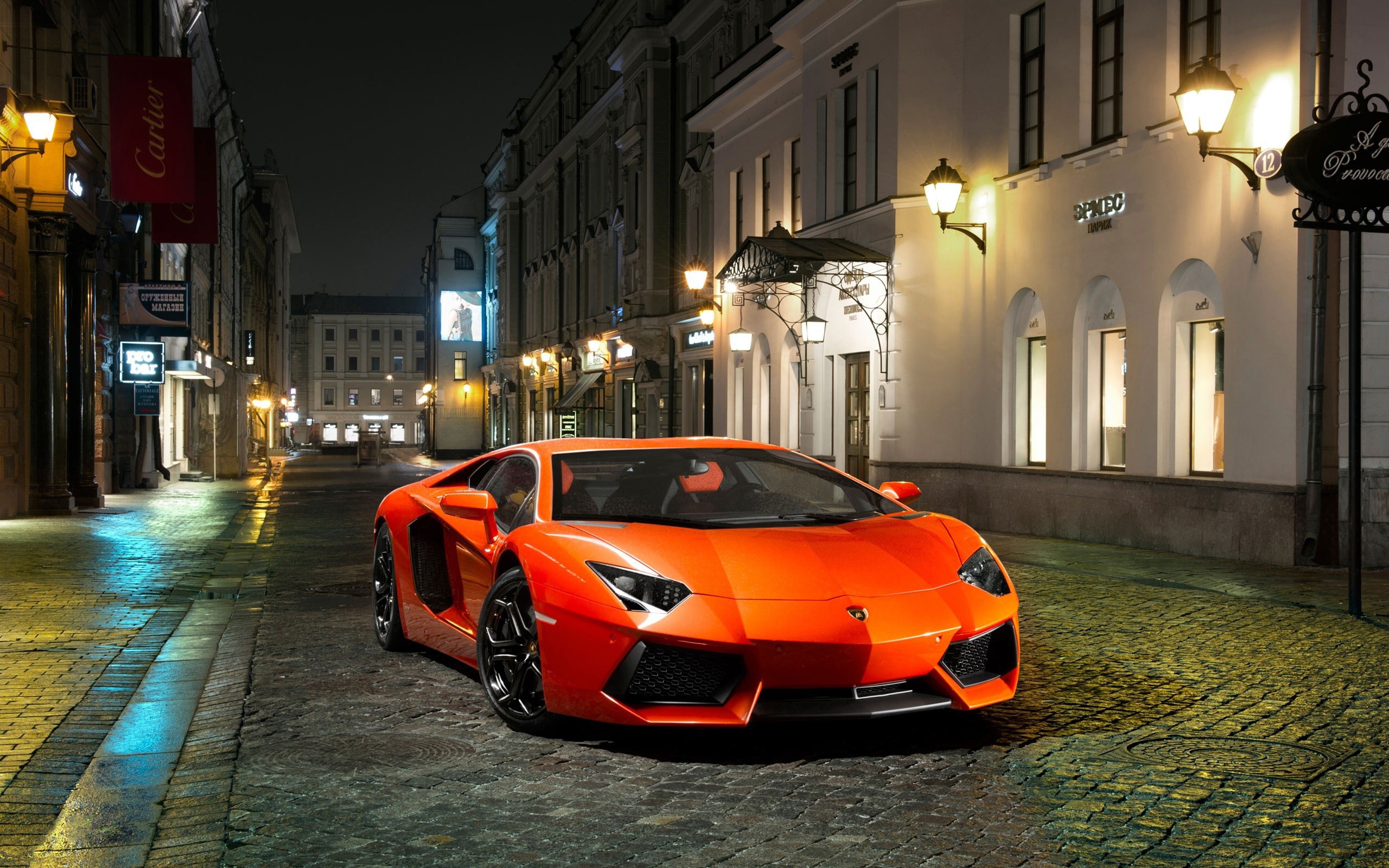 Lamborghini Aventador в городе
