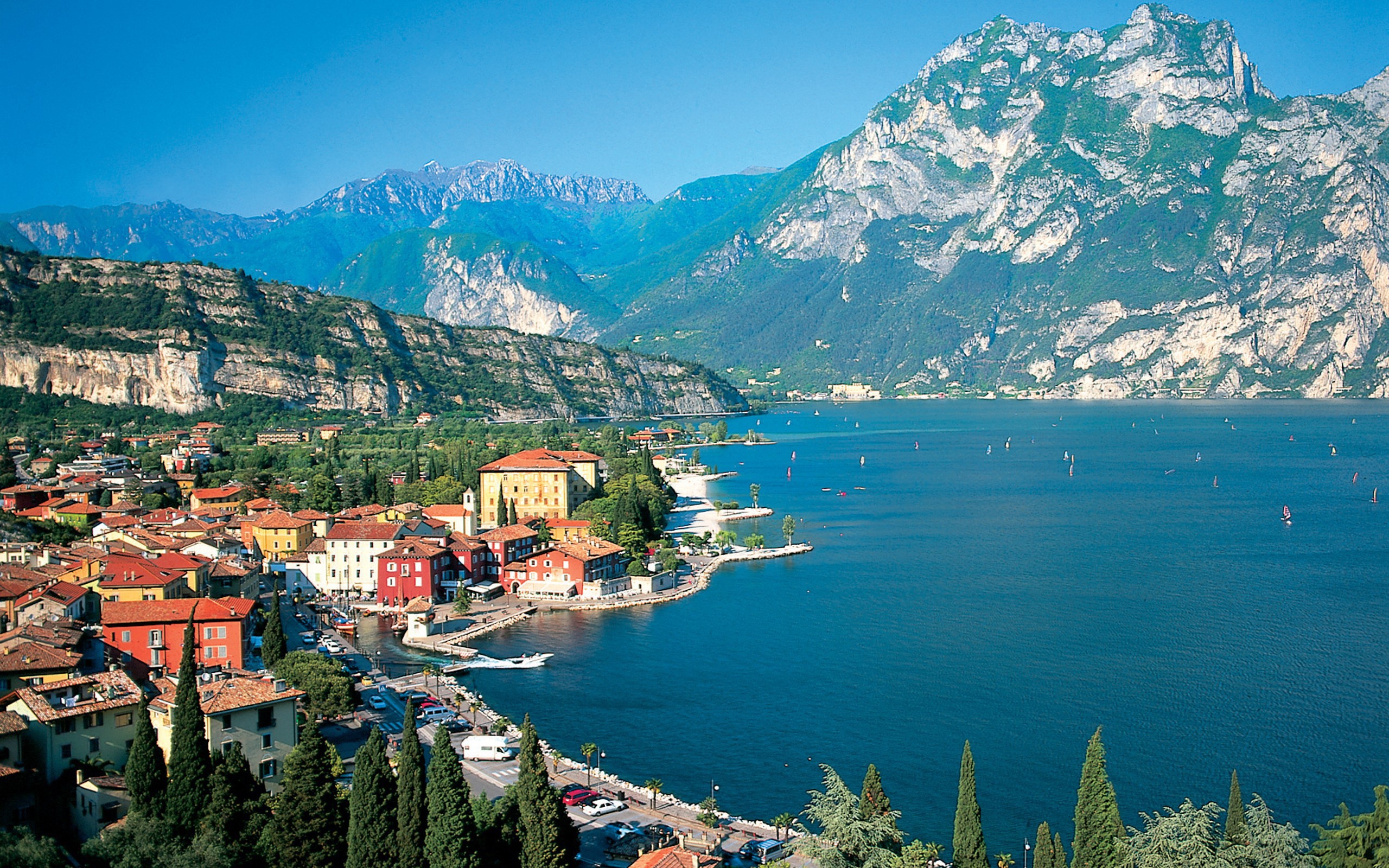 Город на берегу залива