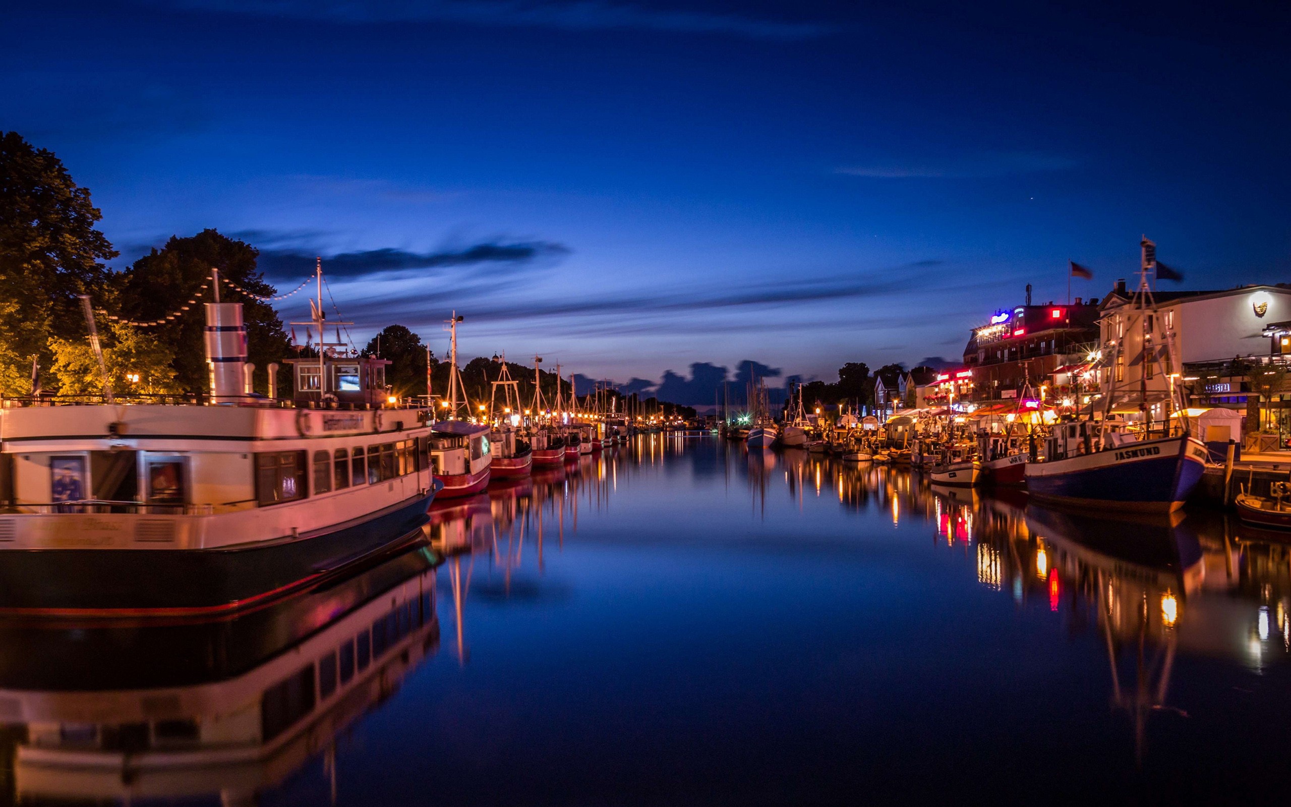 Город на берегу реки вечером