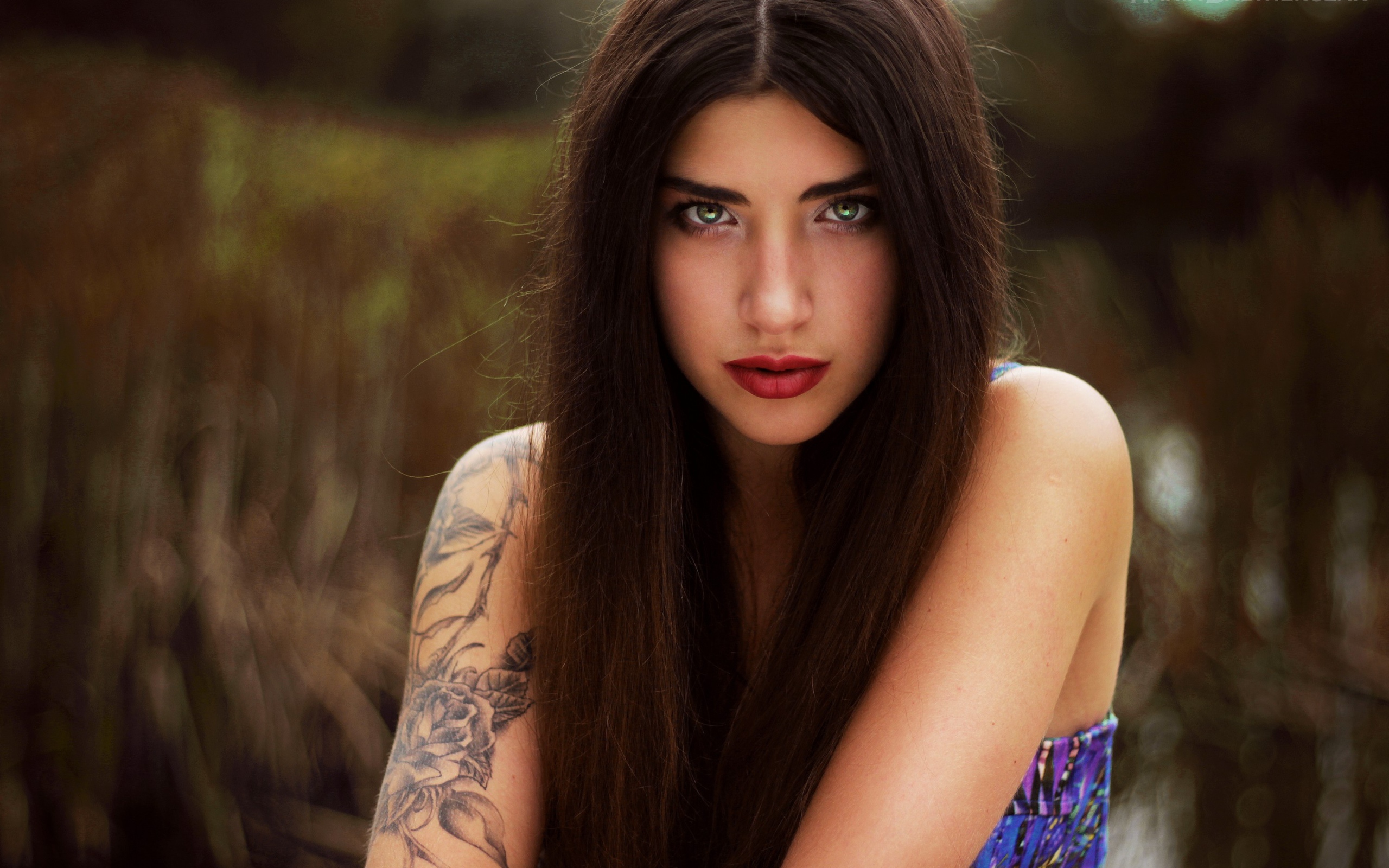 Брюнетка с распущенными волосами