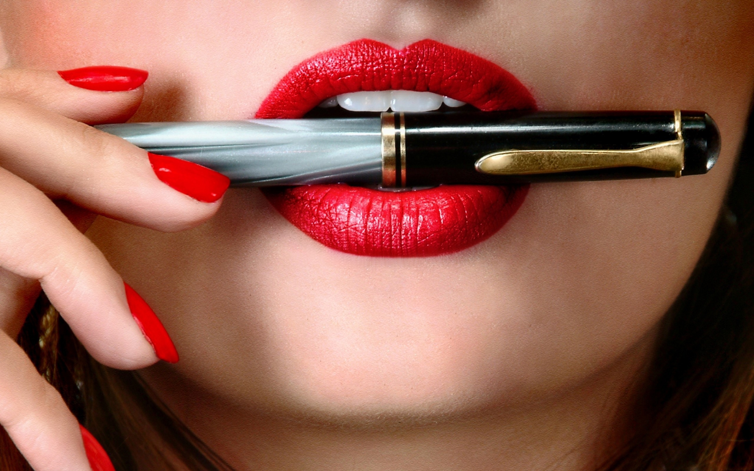 Авторучка в белых зубах