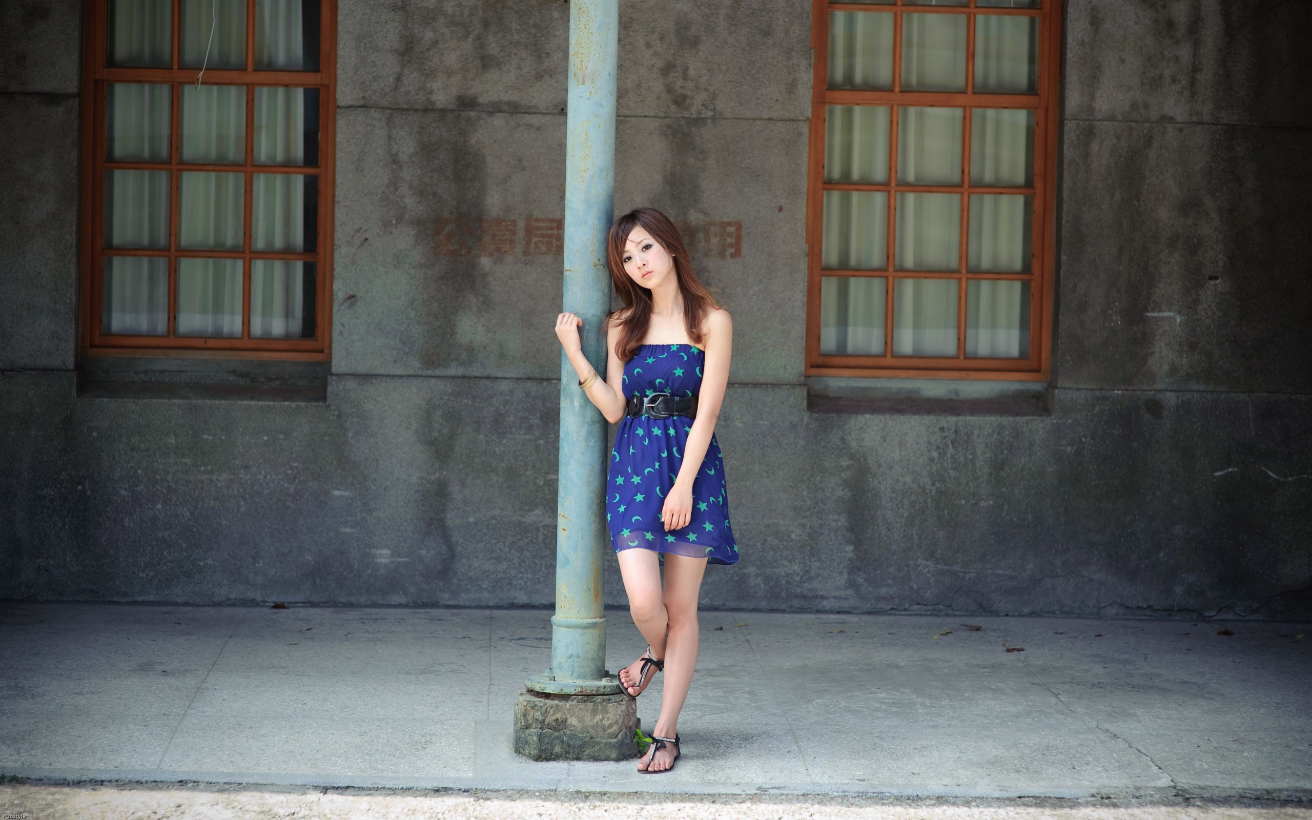 Девушка у столба