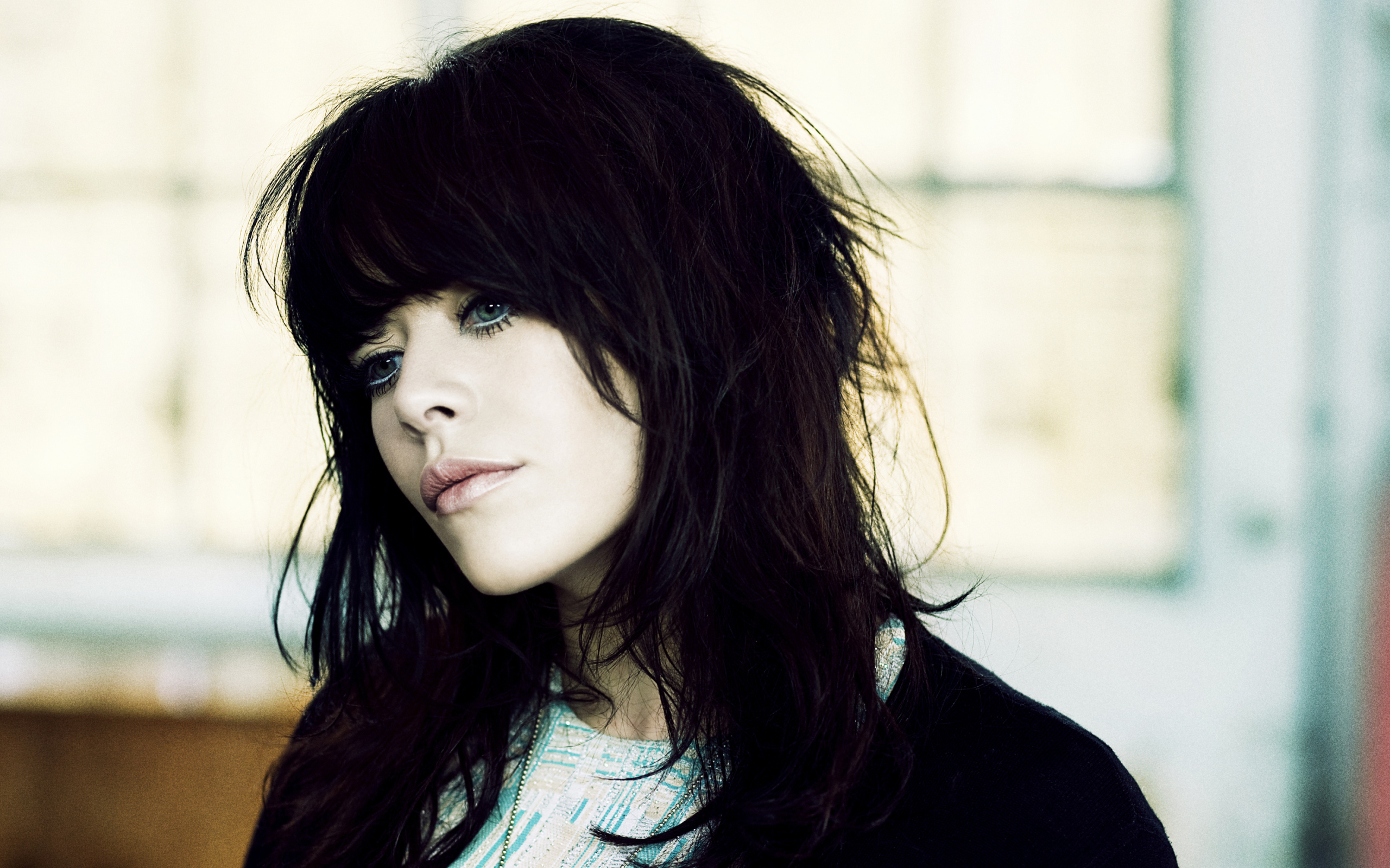 Alex Hepburn задумчивая