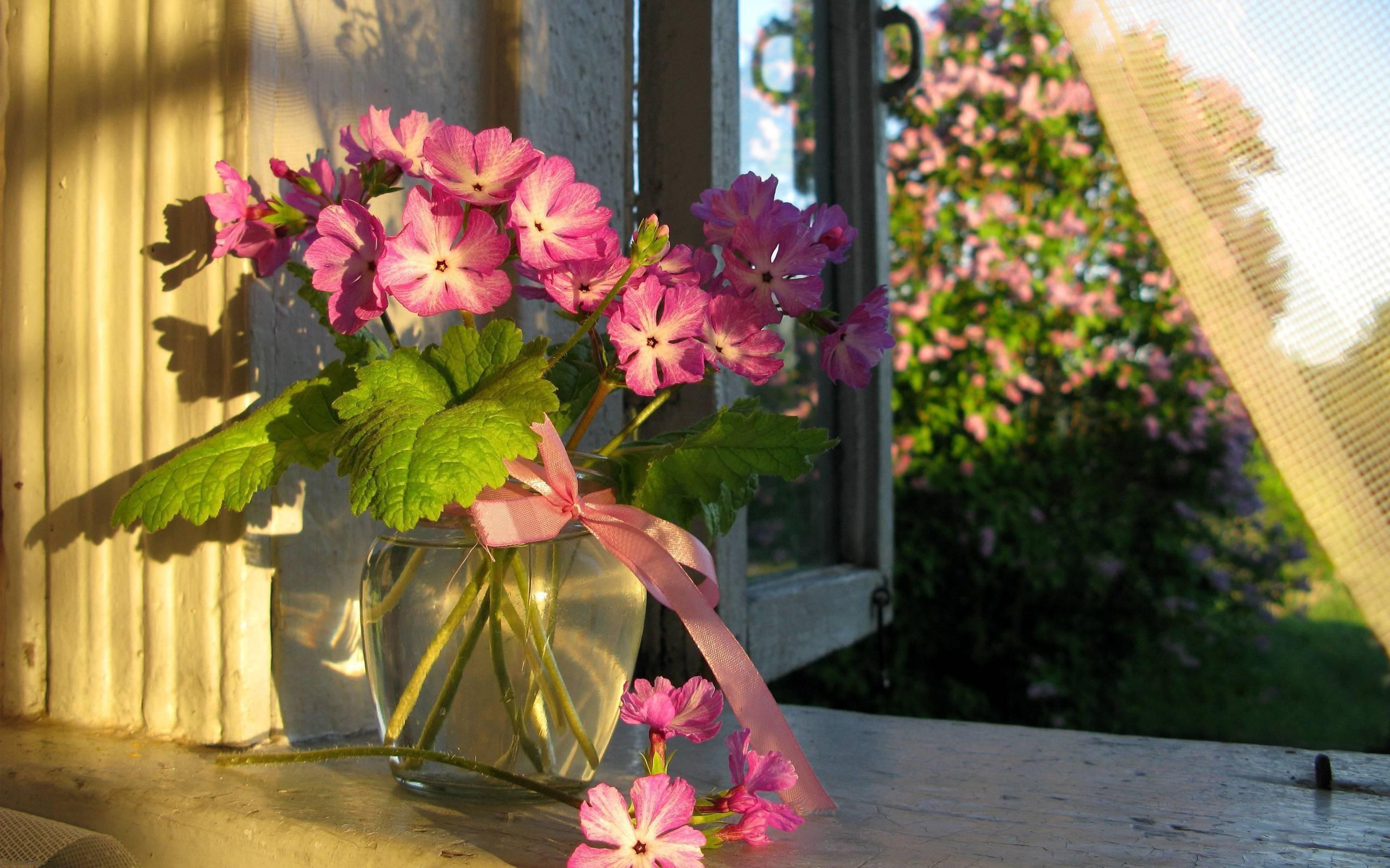 Букет цветов в стеклянной вазе