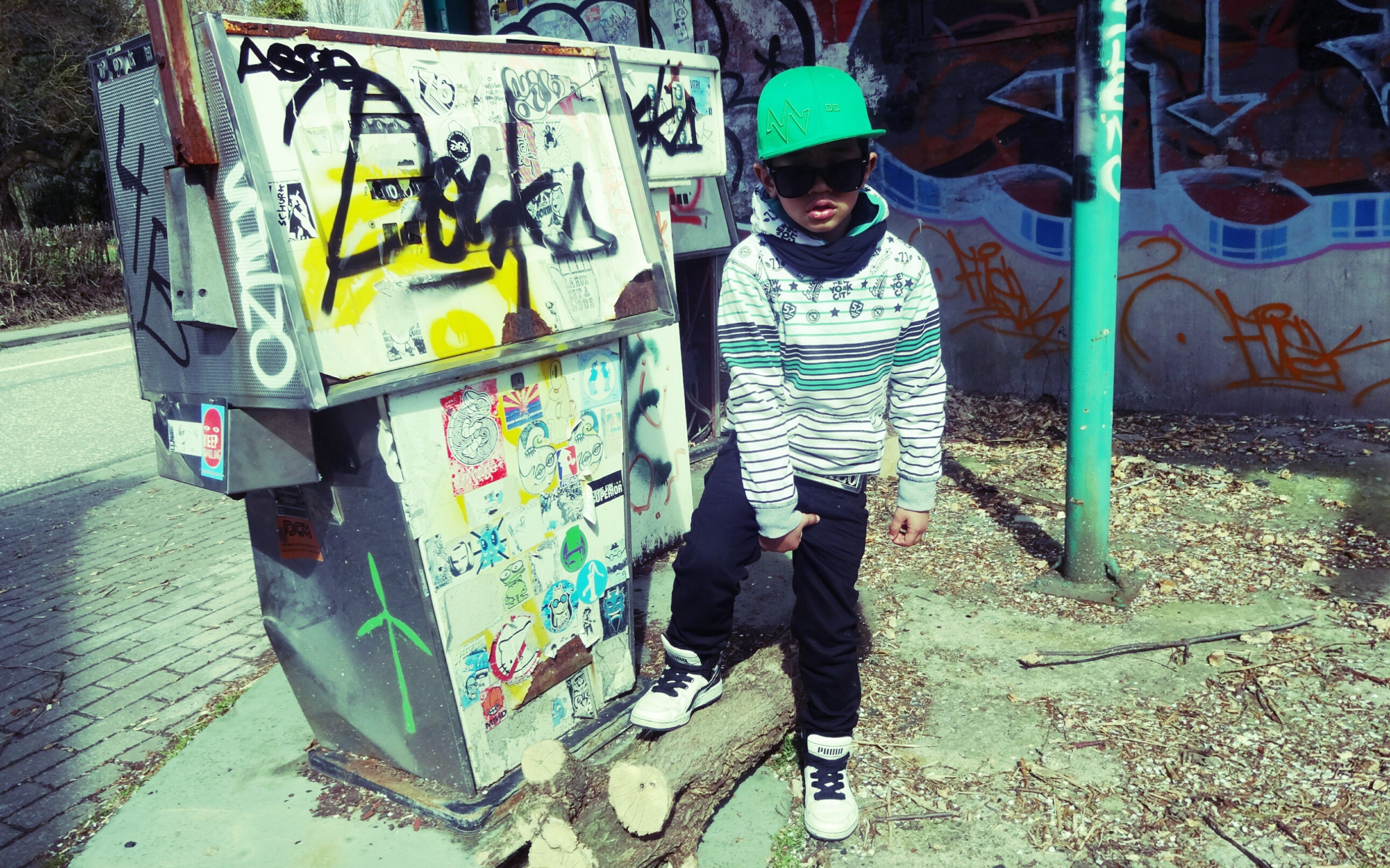 Мальчик в зелёной кепке, swag