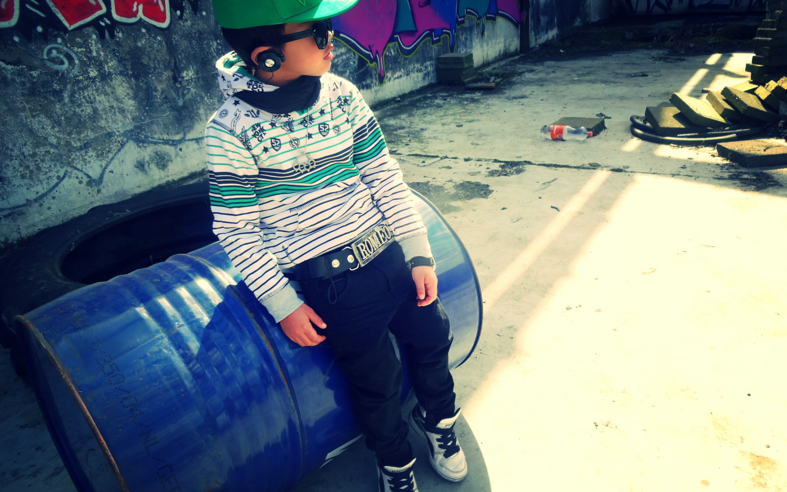 Мальчик в зелёной кепке и бочка, swag