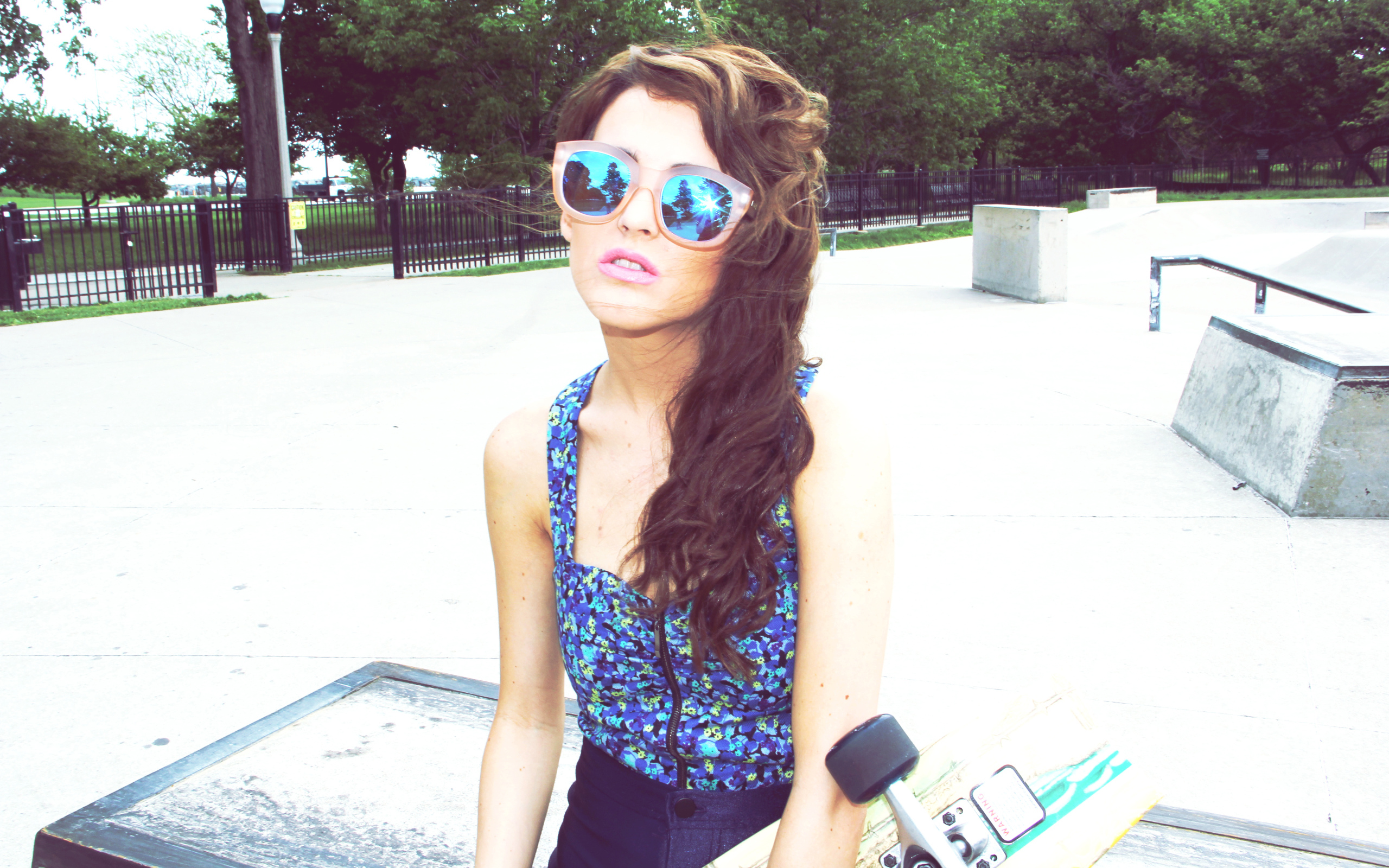 Девушка в очках и со скейтом, swag