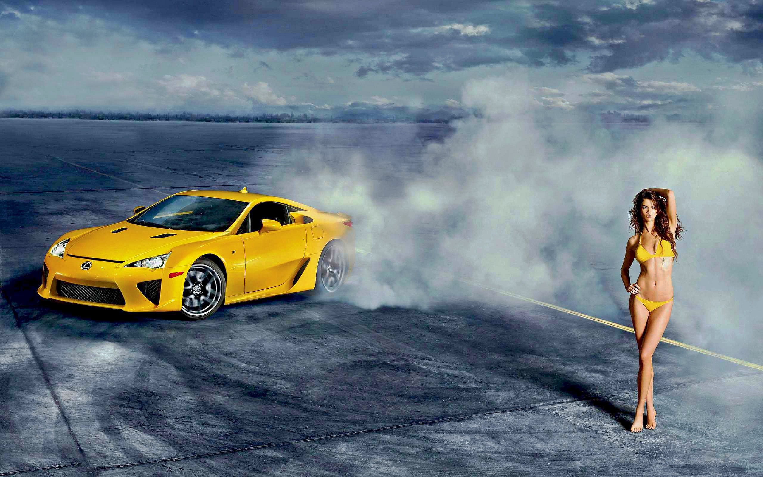 Спортивная девушка и спортивная машина