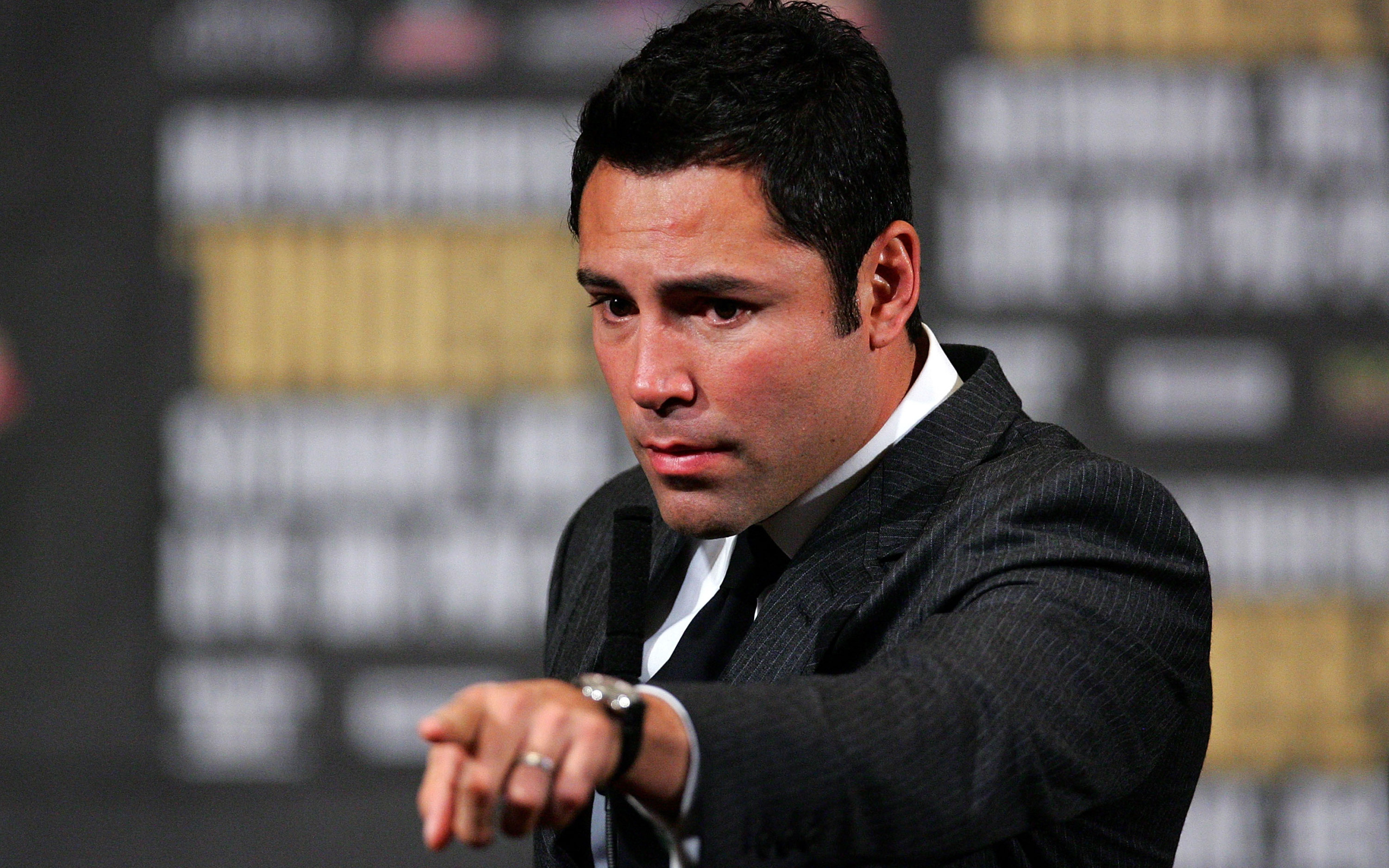 Боксер Оскар Дела Хойя в черном костюме