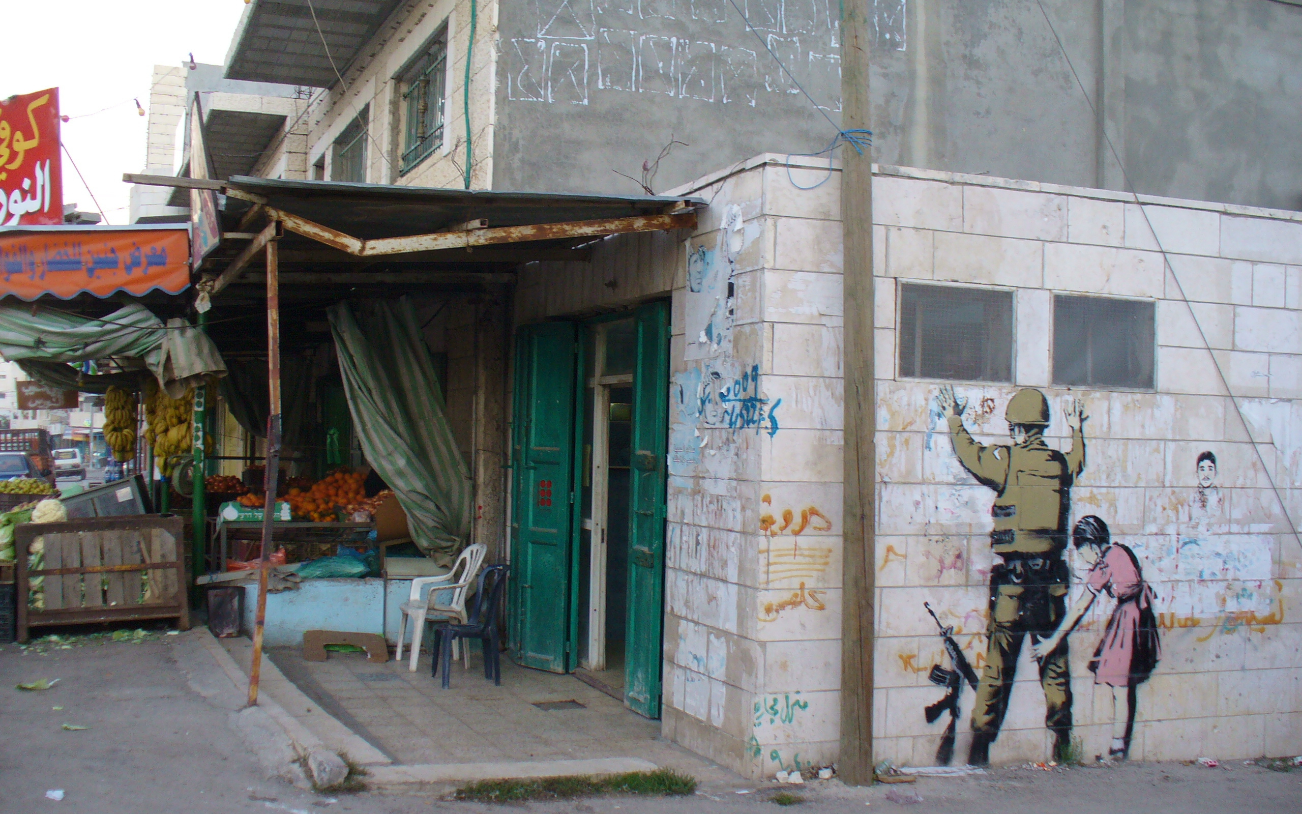 Граффити, военный и девочка, художник Бэнкси