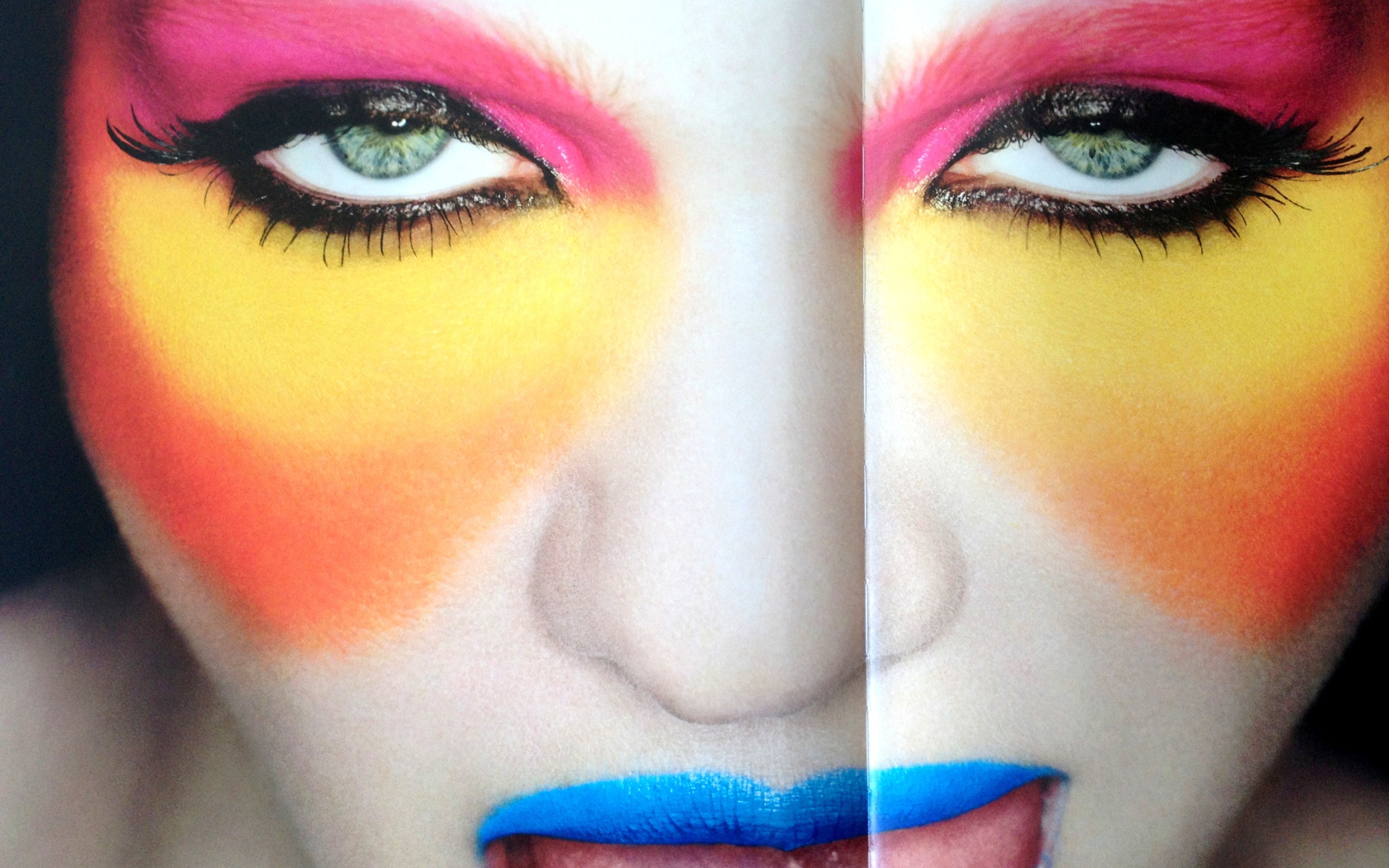 Фотография девушки с ярким макияжем