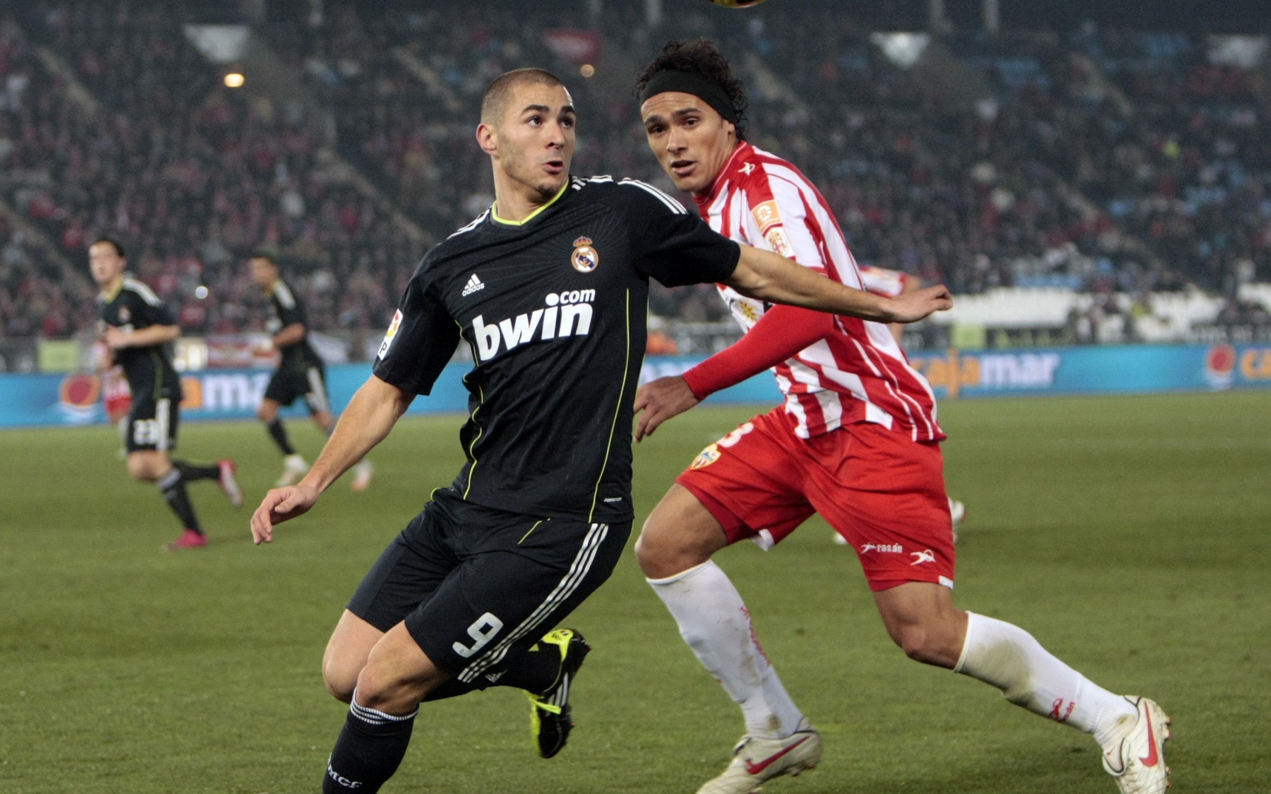 The forward of Real Madrid Karim Benzema is fighting for the ball