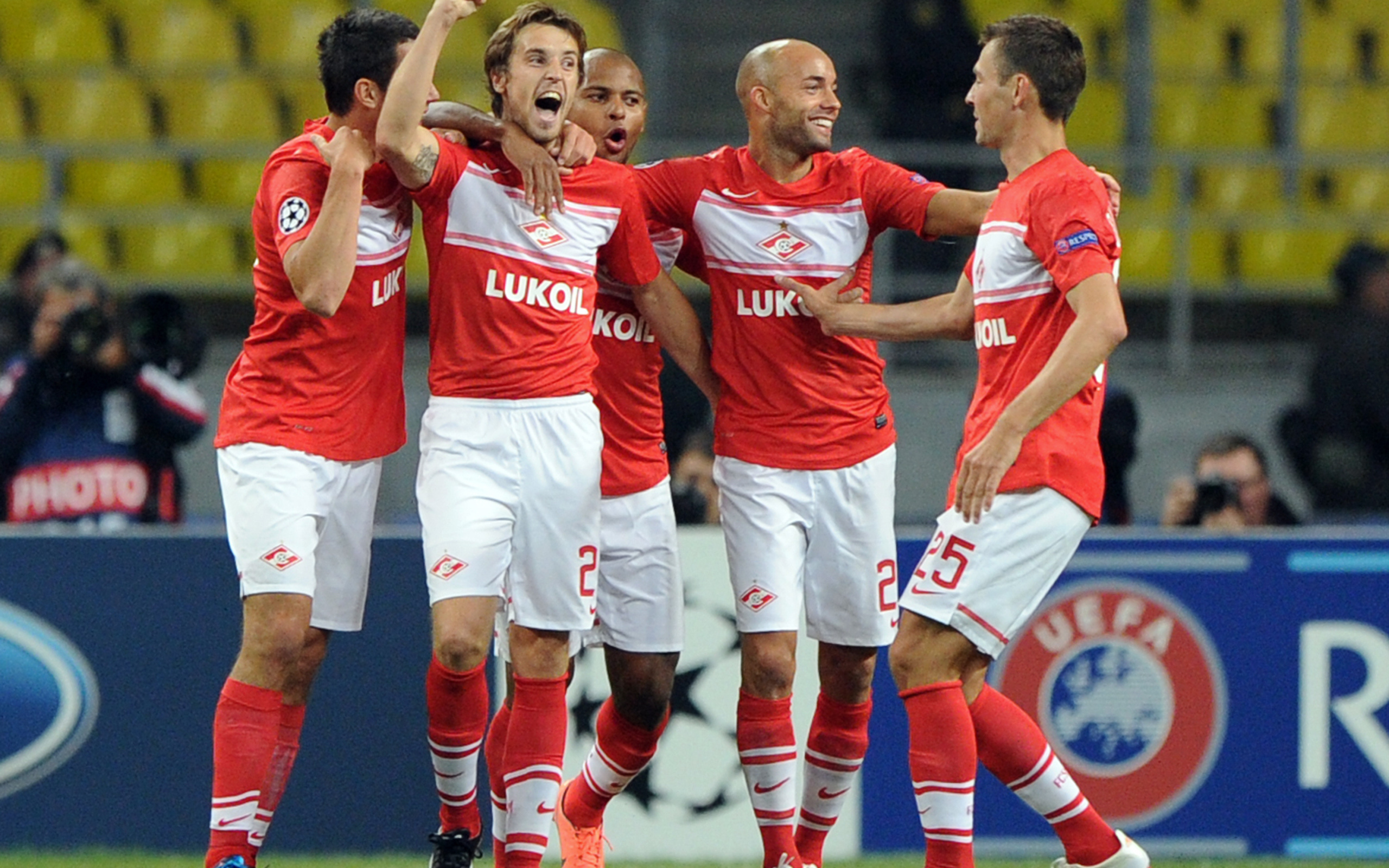 Полузащитник Спартака Дмитрий Комбаров и его команда