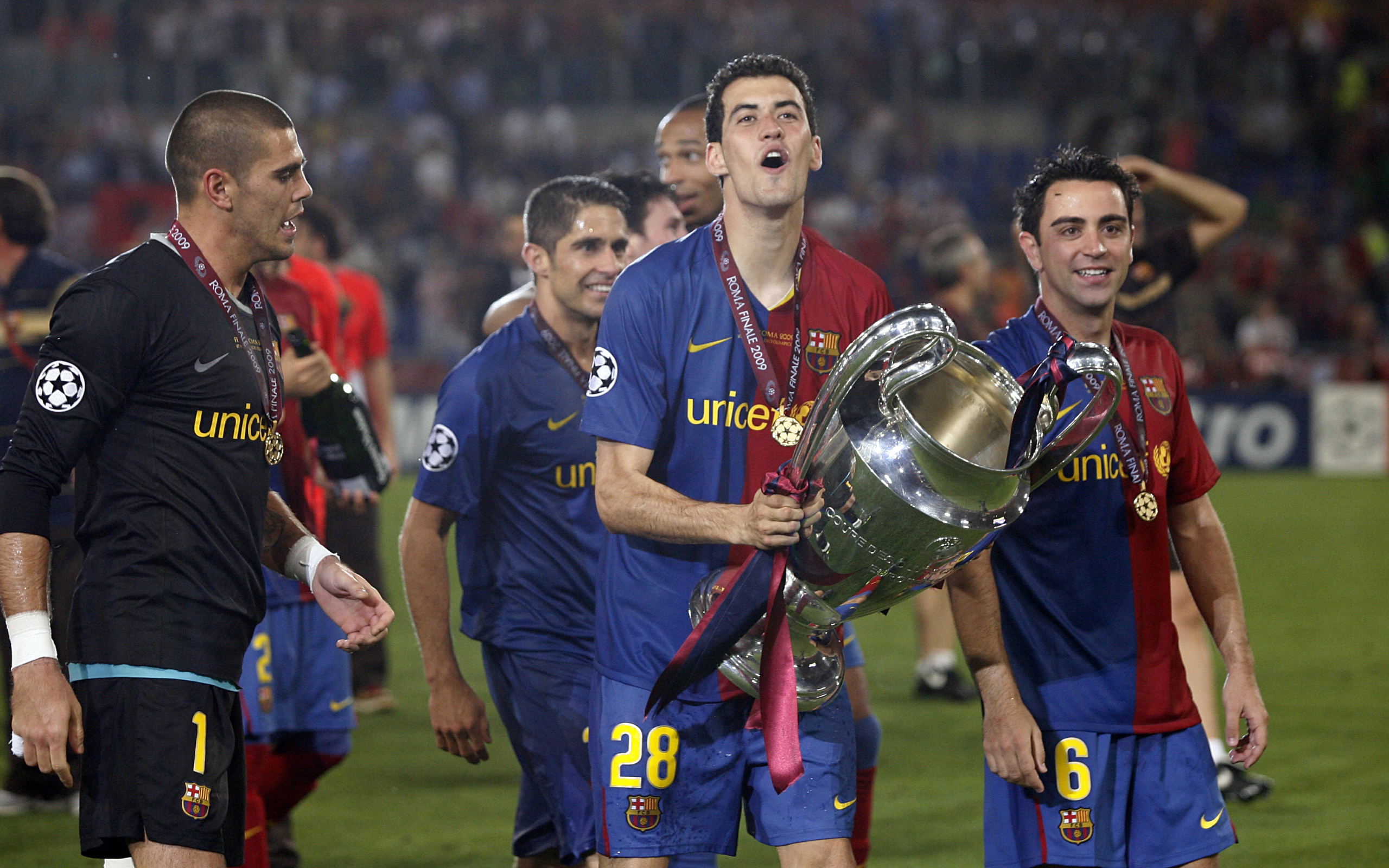 Игрок Барселоны Серхио Бускетс выиграл трофей