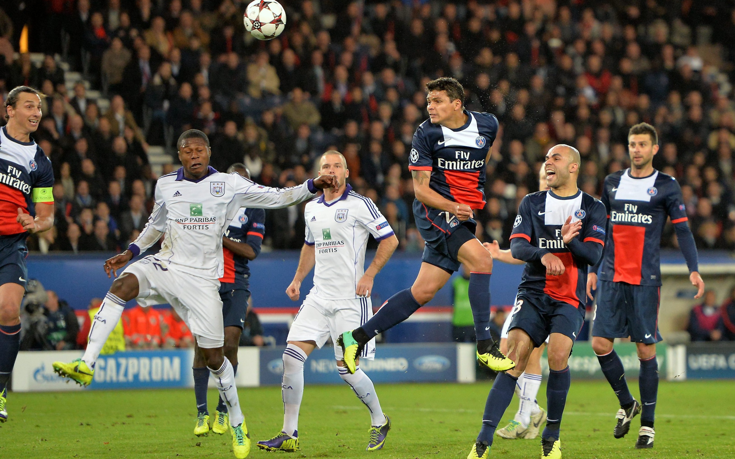 Игрок из ПСЖ Тиаго Силва борется за мяч