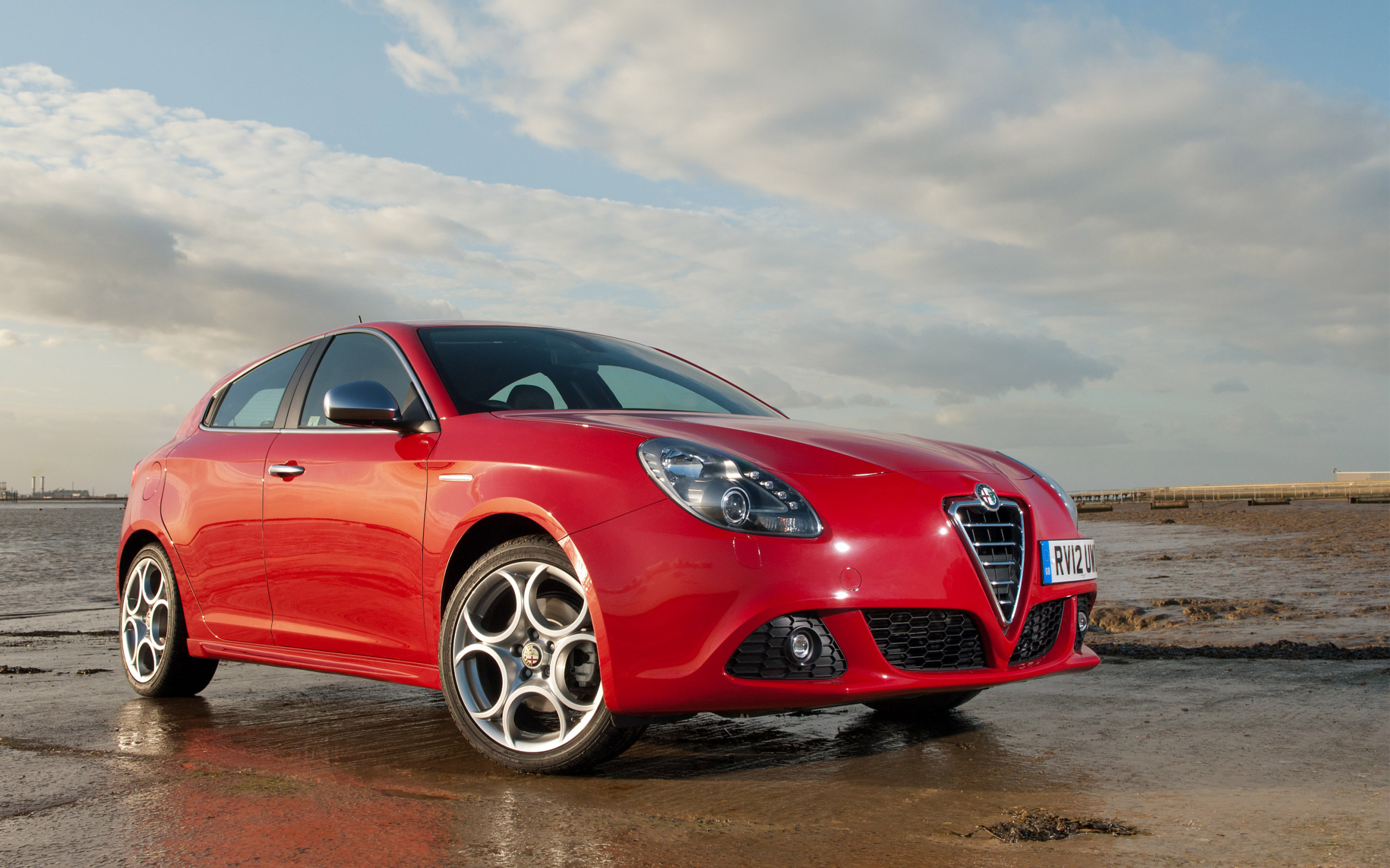 Автомобиль Alfa Romeo giulia на дороге