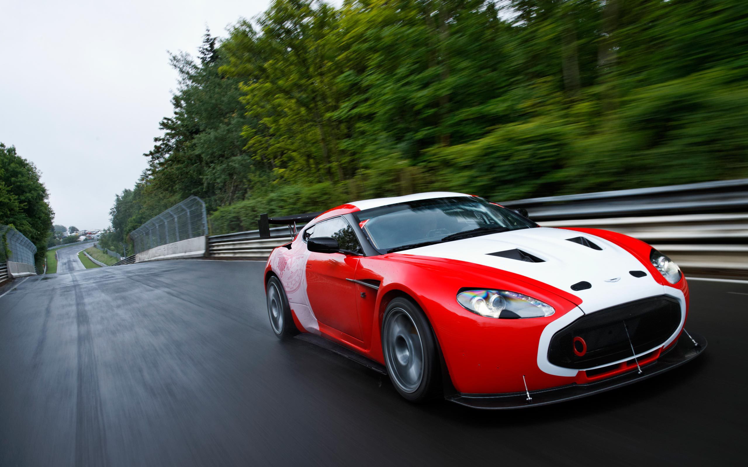 Красивый автомобиль Aston Martin zagato в Москве