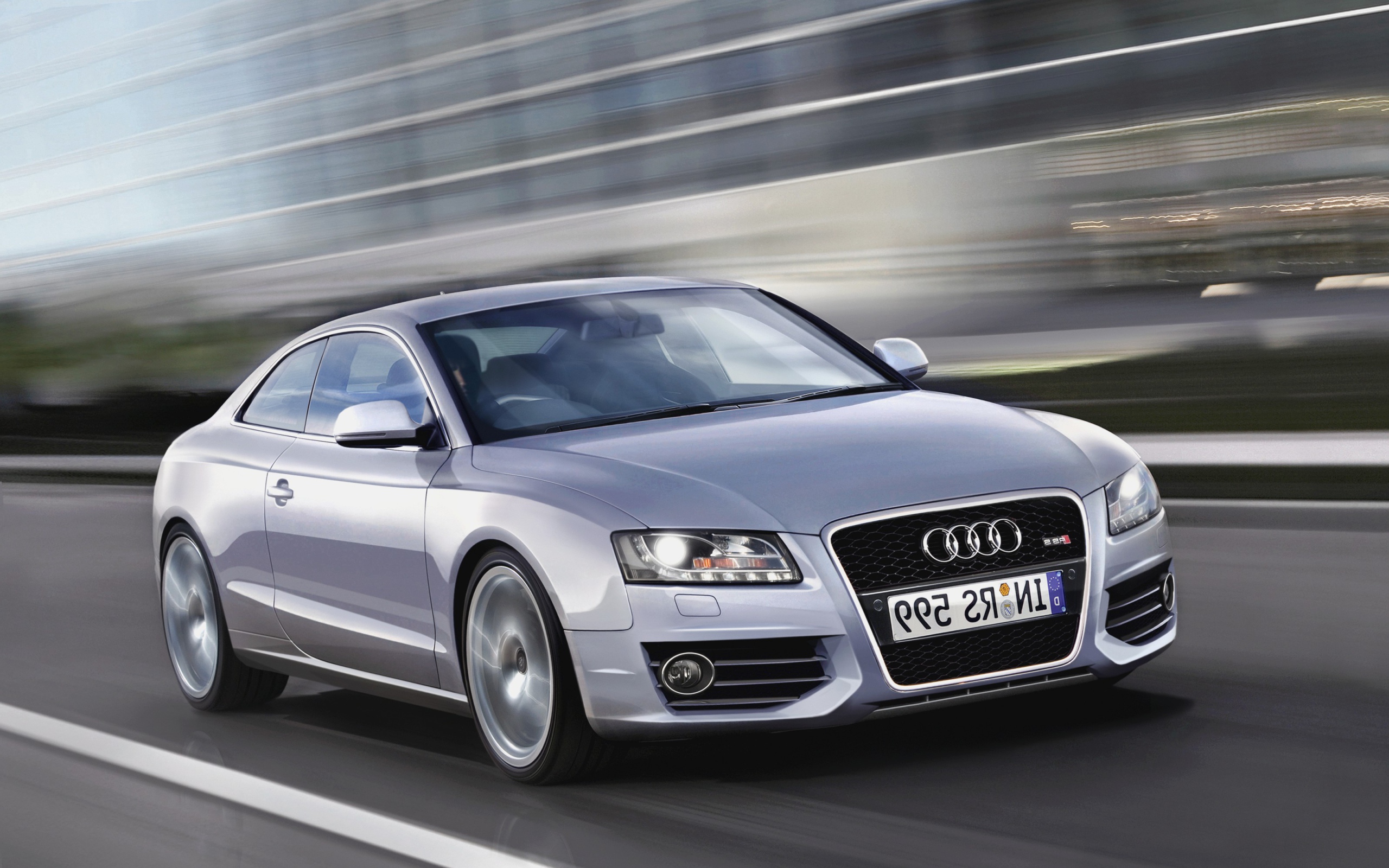 Красивый автомобиль Audi RS Q3 2014 года