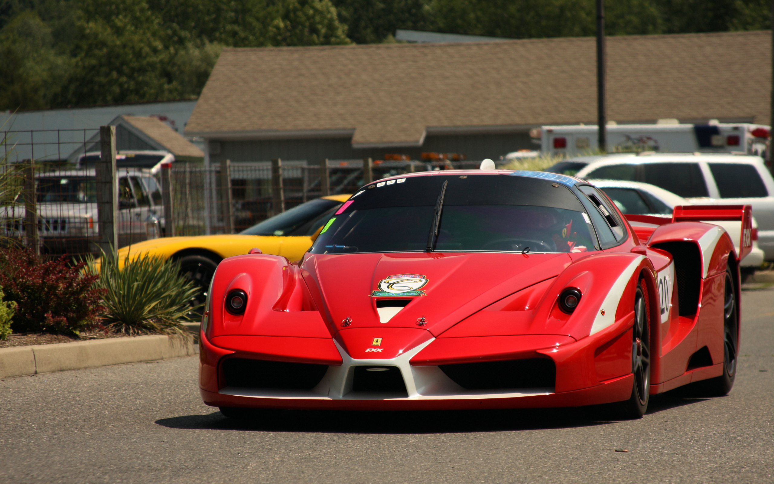 Красный Ferrari FXX